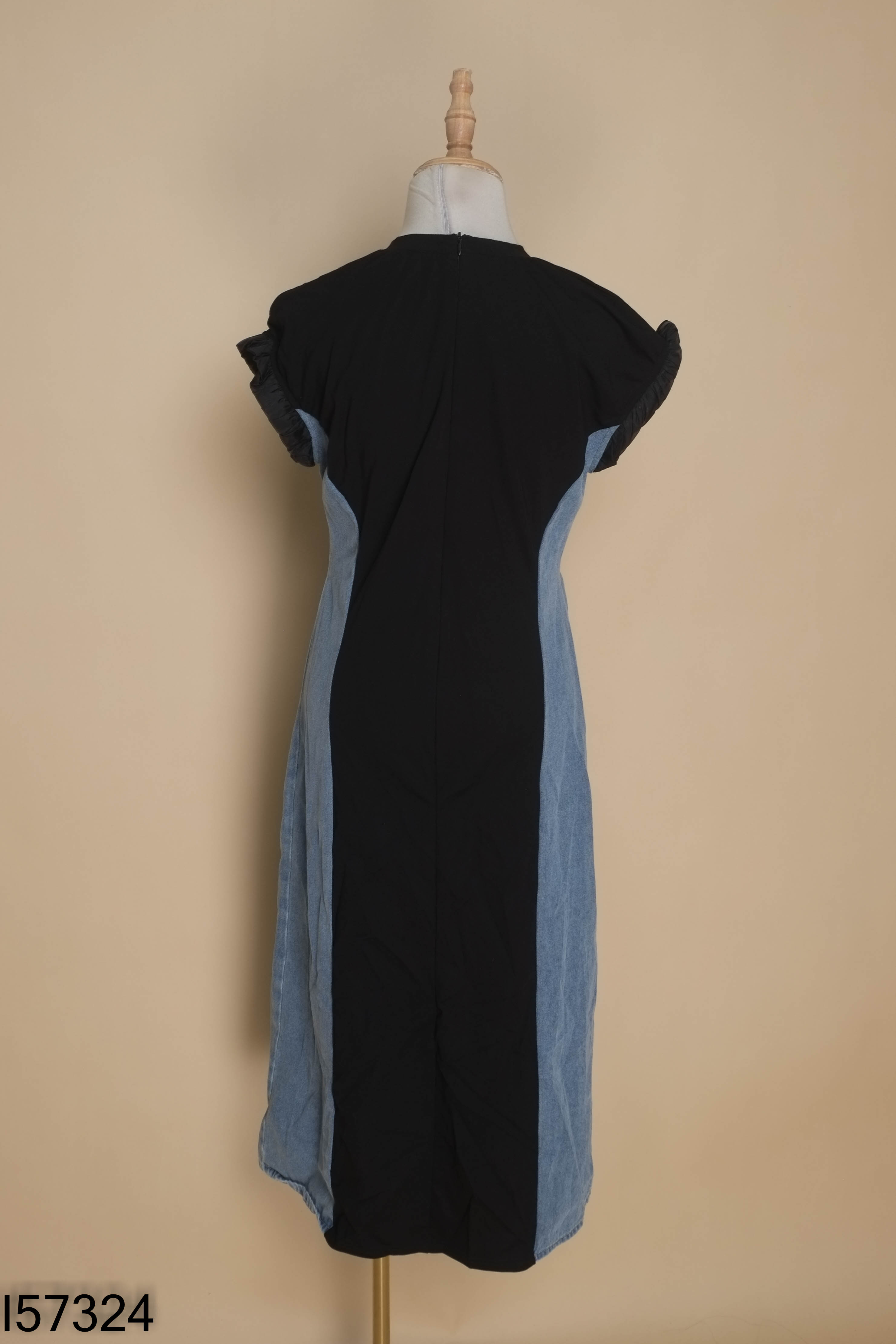 Váy đen phối jeans xanh