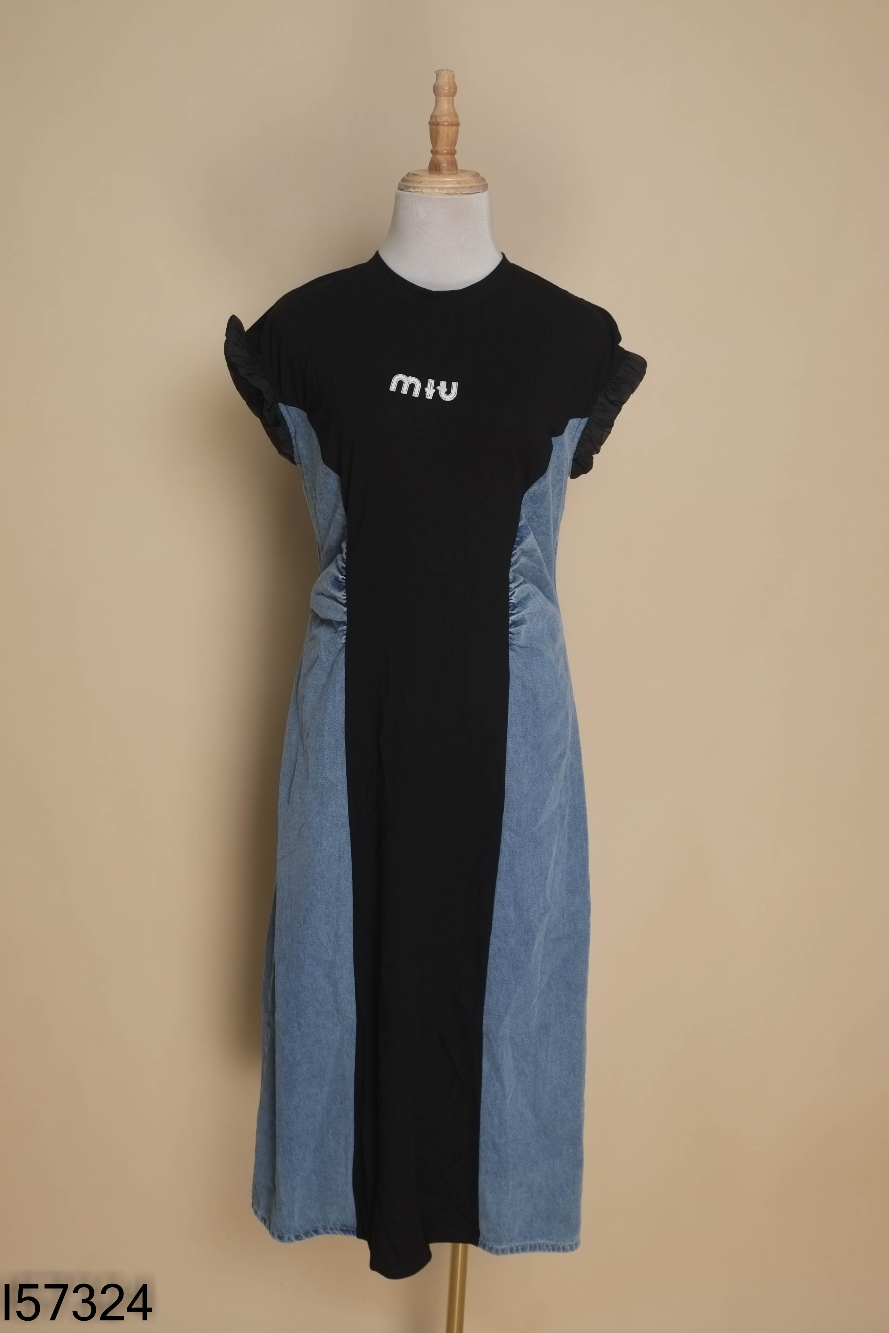 Váy đen phối jeans xanh