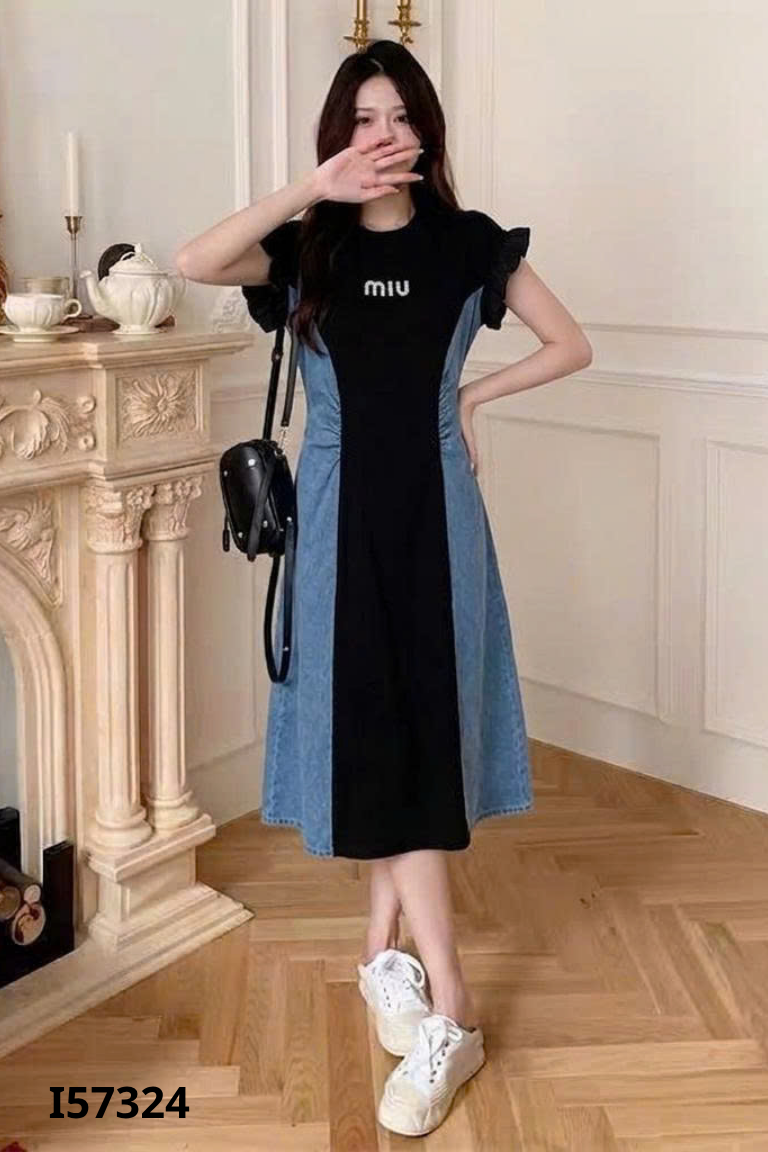 Váy đen phối jeans xanh