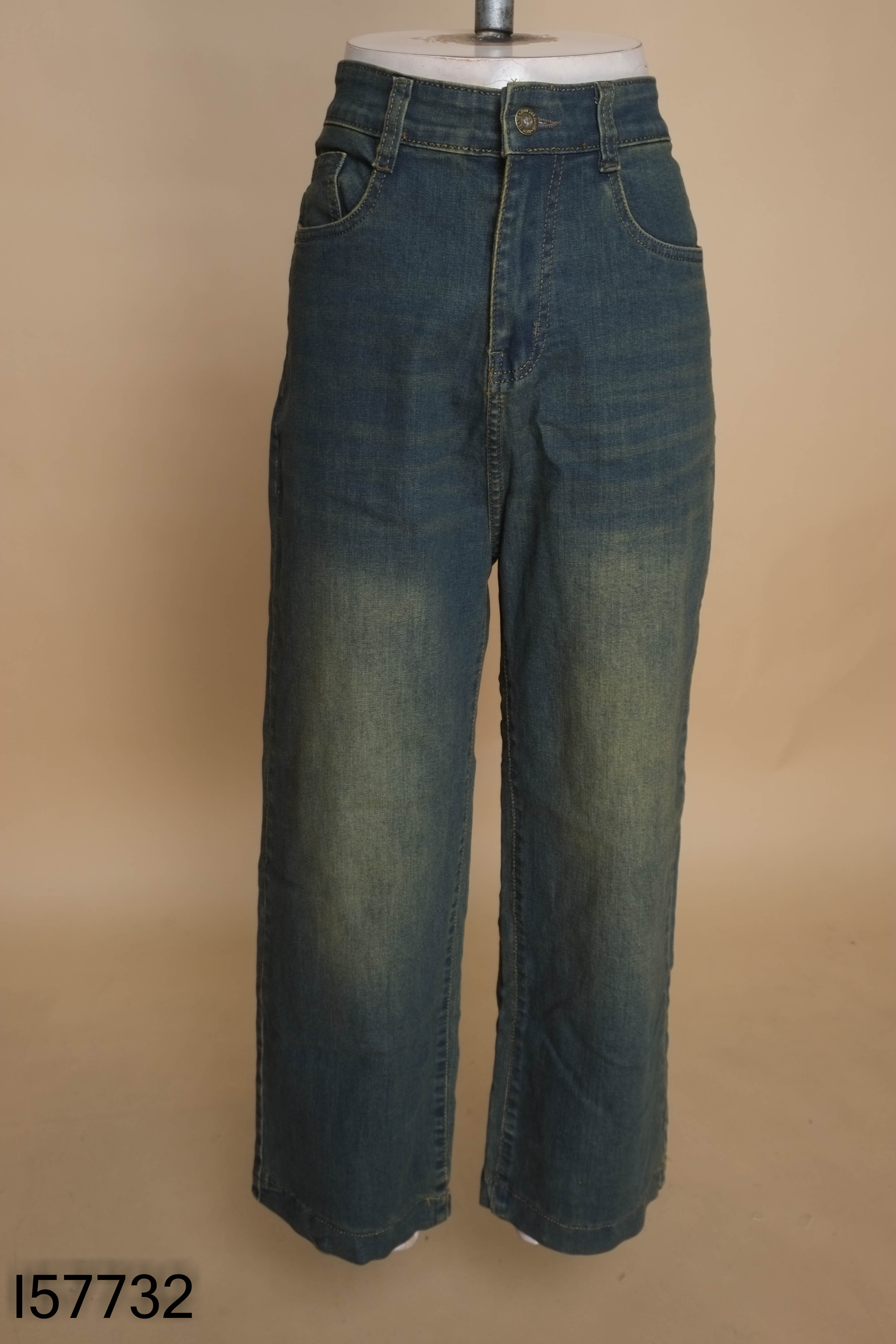 Quần jeans xanh suông