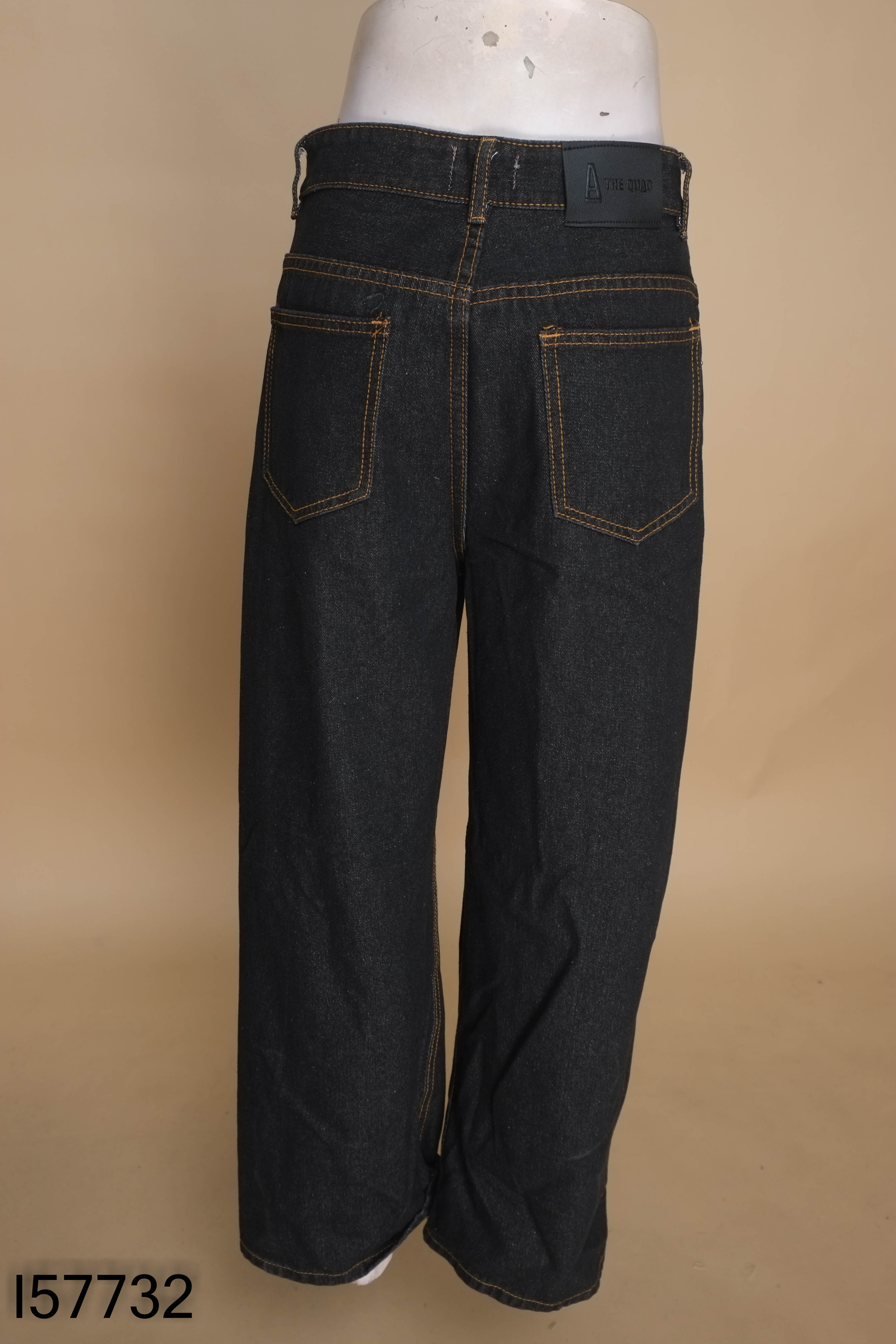 Quần jeans đen suông THE QUẠO