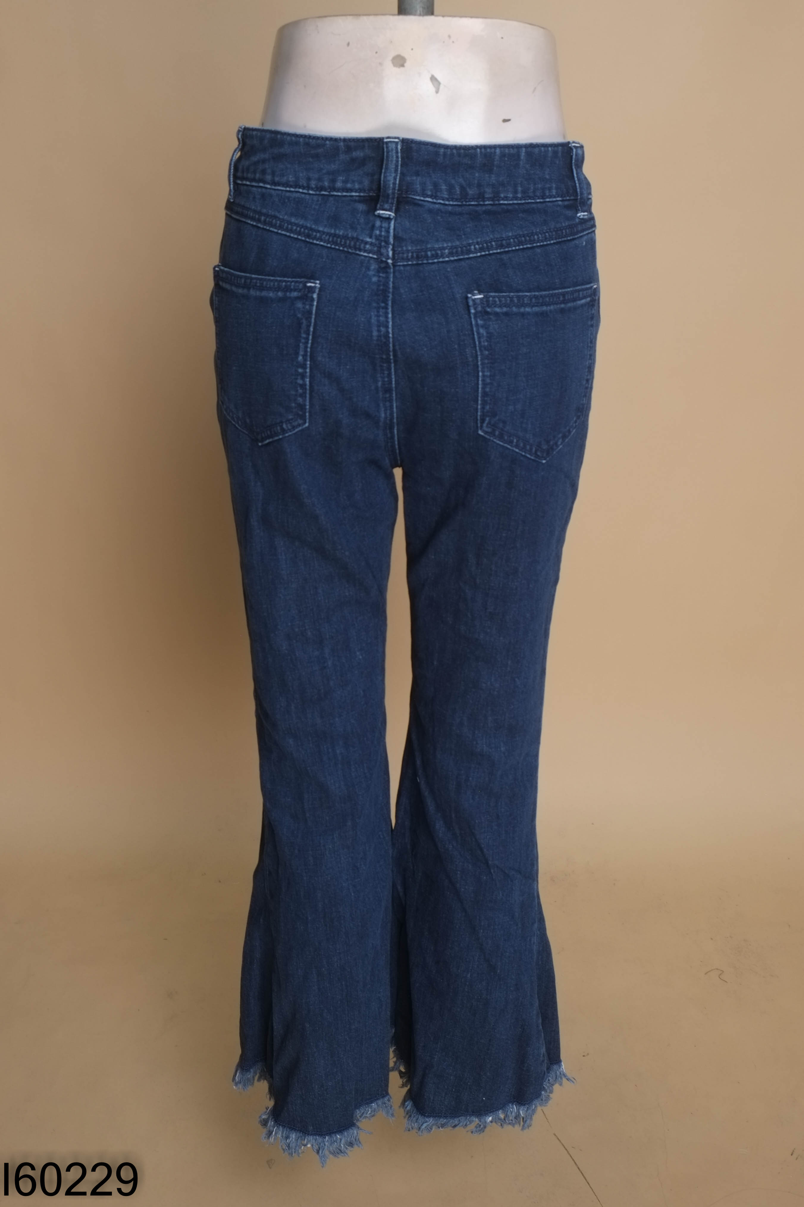Quần jeans xanh gấu tua rua