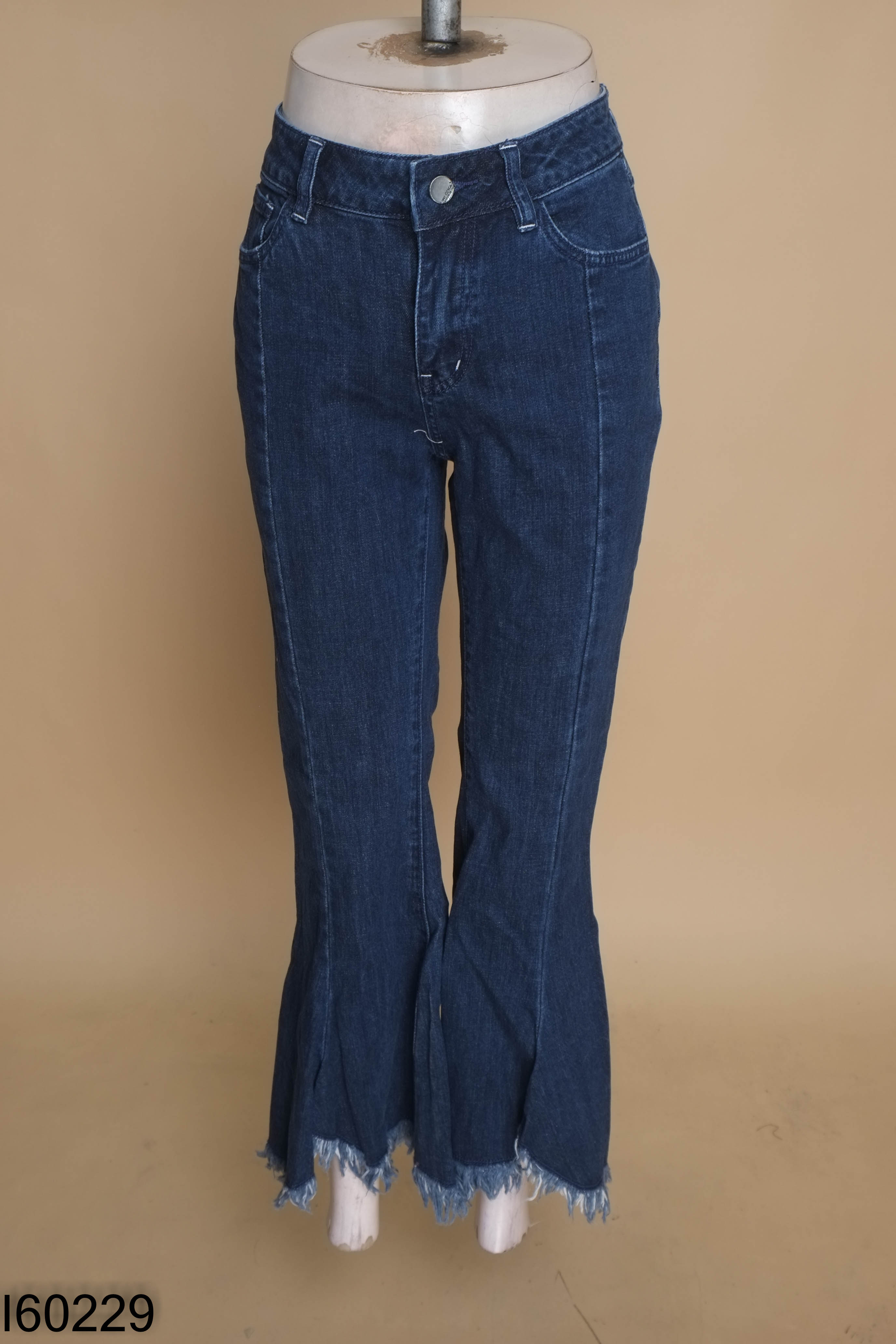 Quần jeans xanh gấu tua rua