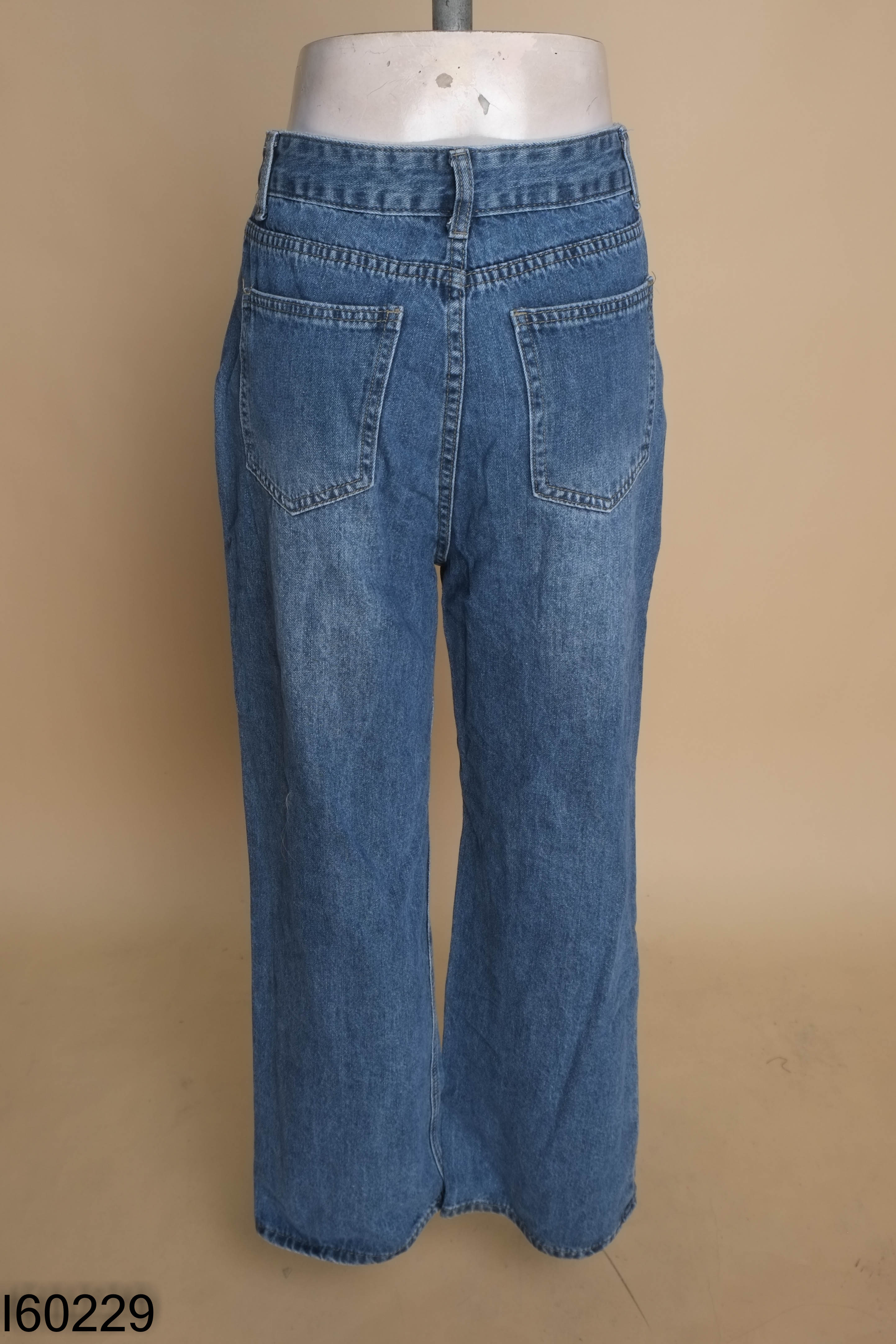 Quần jeans xanh rách