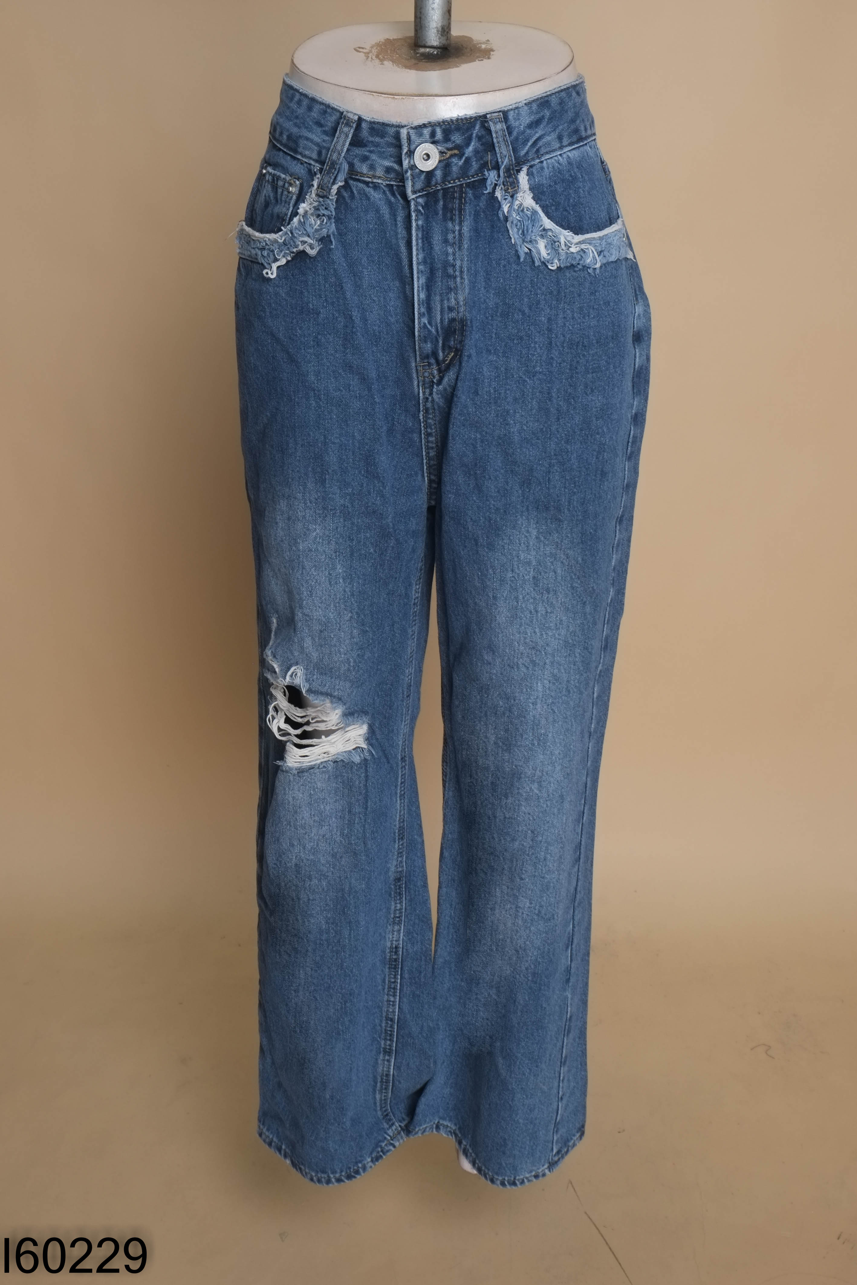 Quần jeans xanh rách
