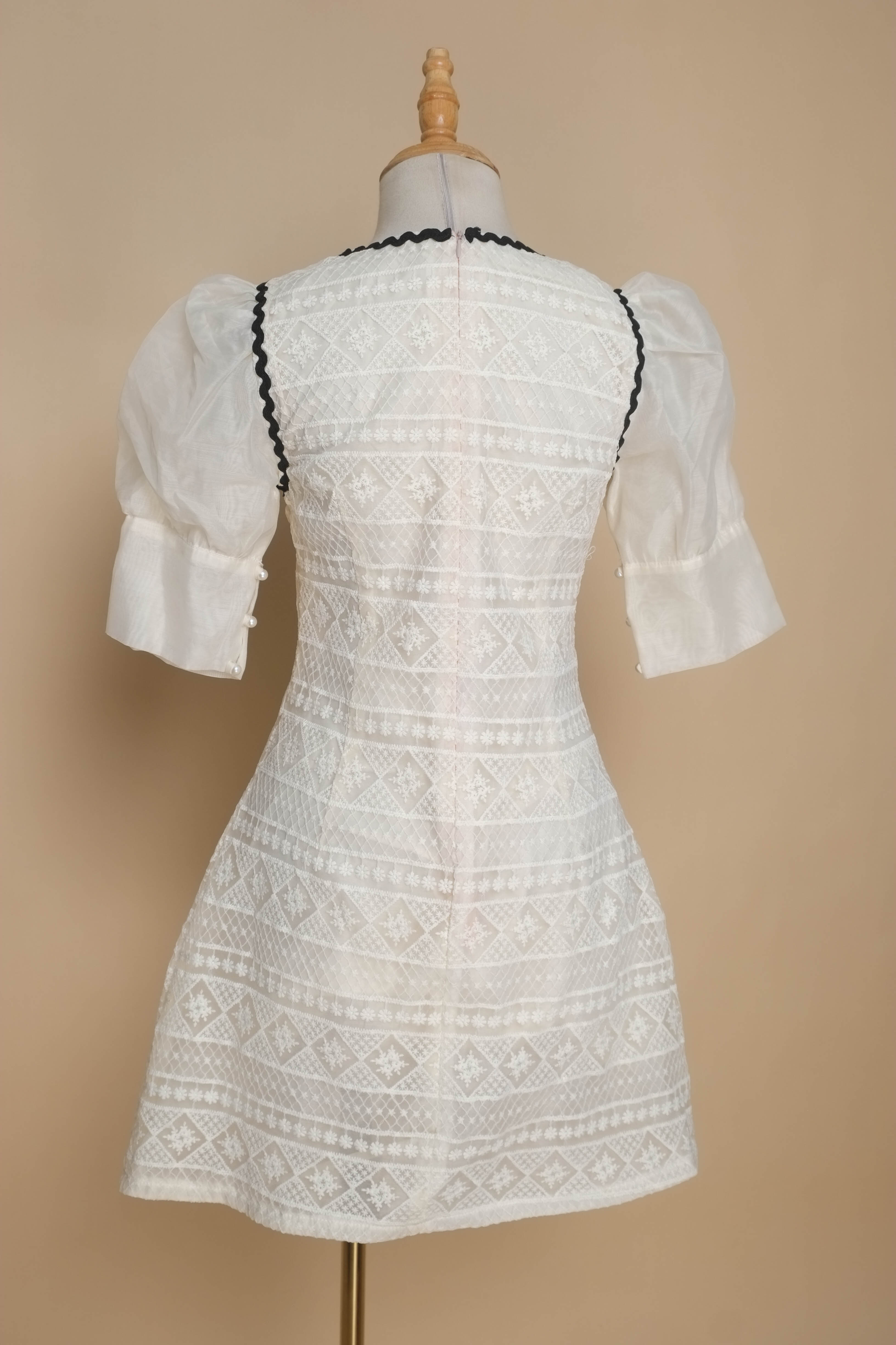 Váy CHARM BY TEA ren be viền đen