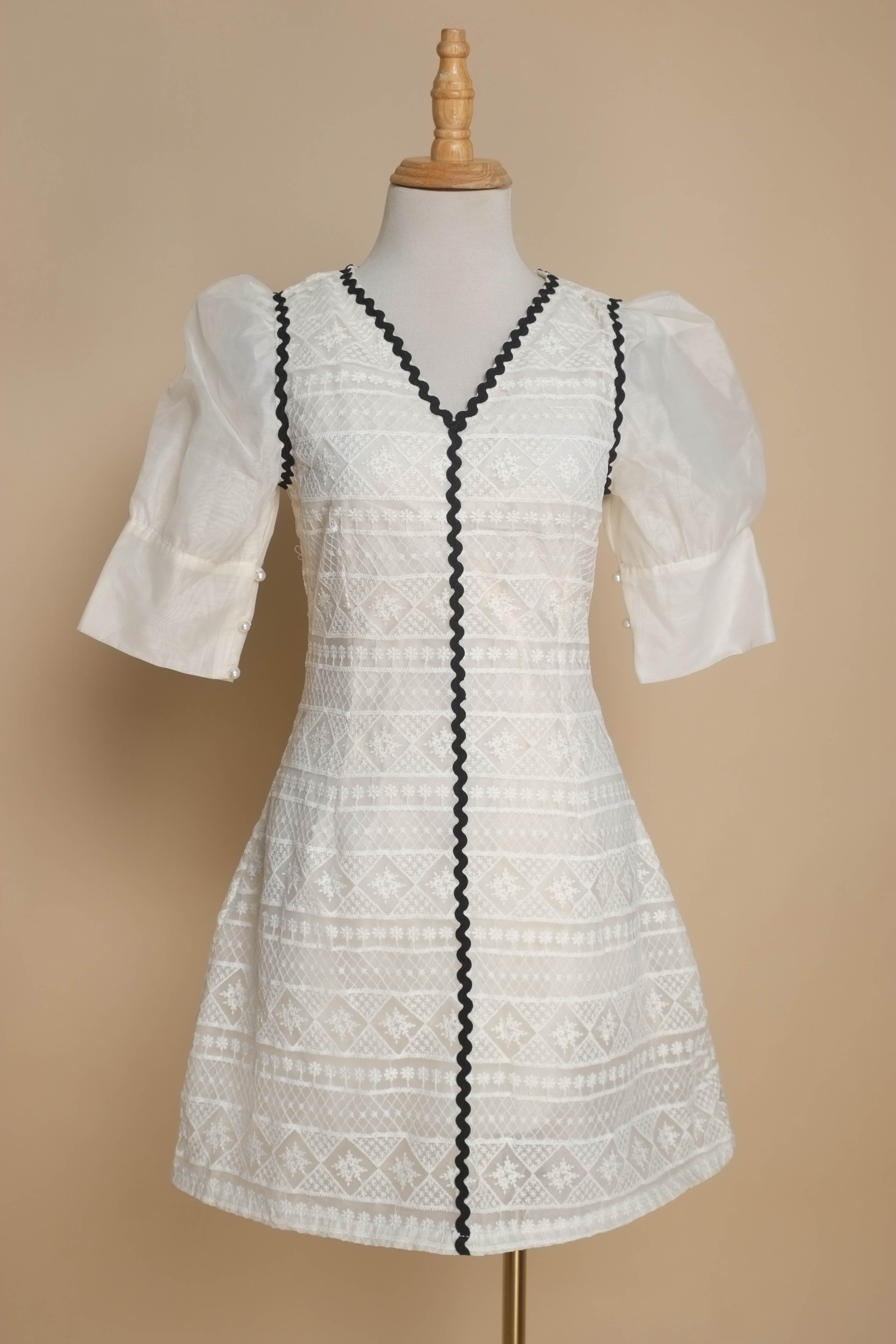 Váy CHARM BY TEA ren be viền đen