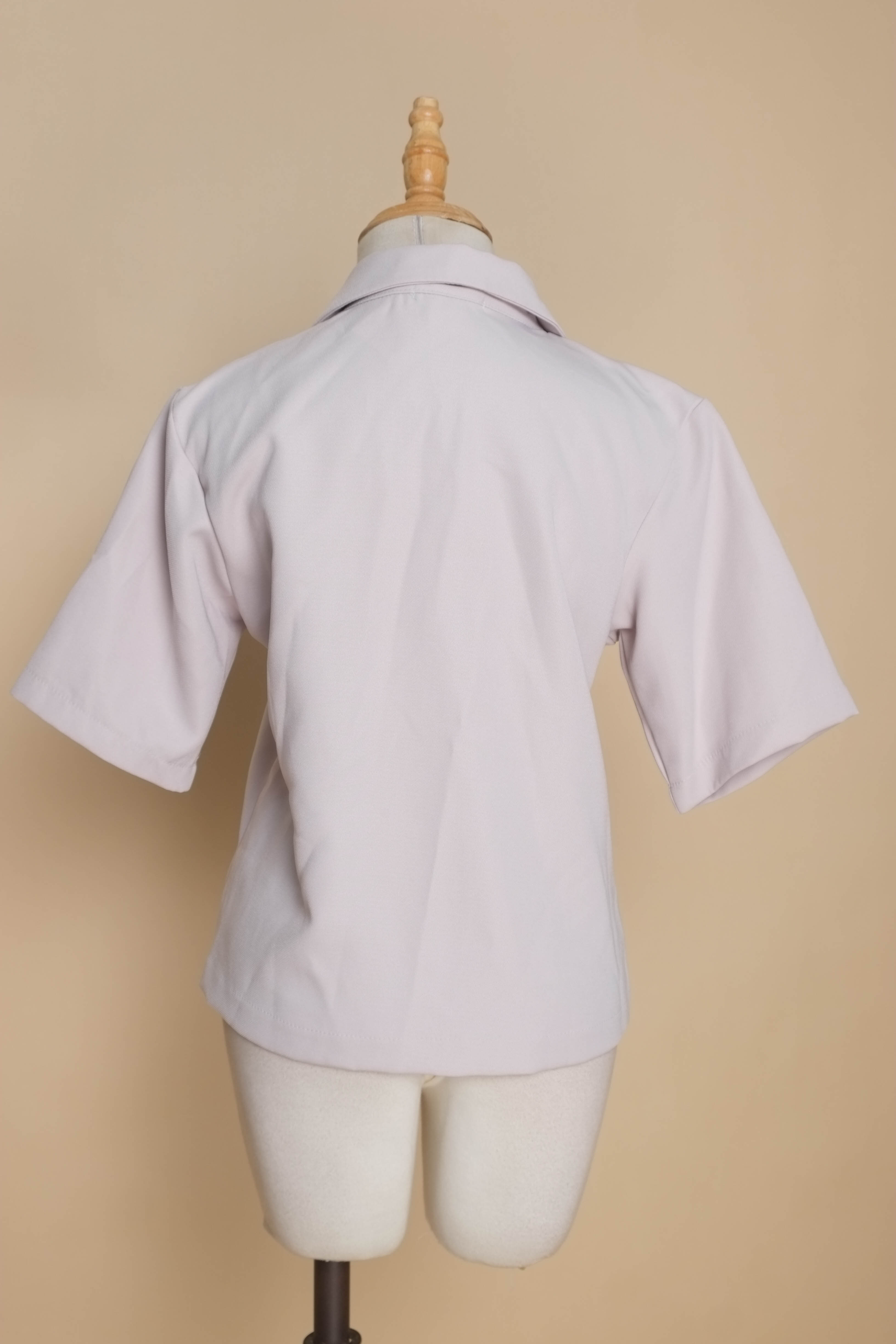 Áo cổ vest be