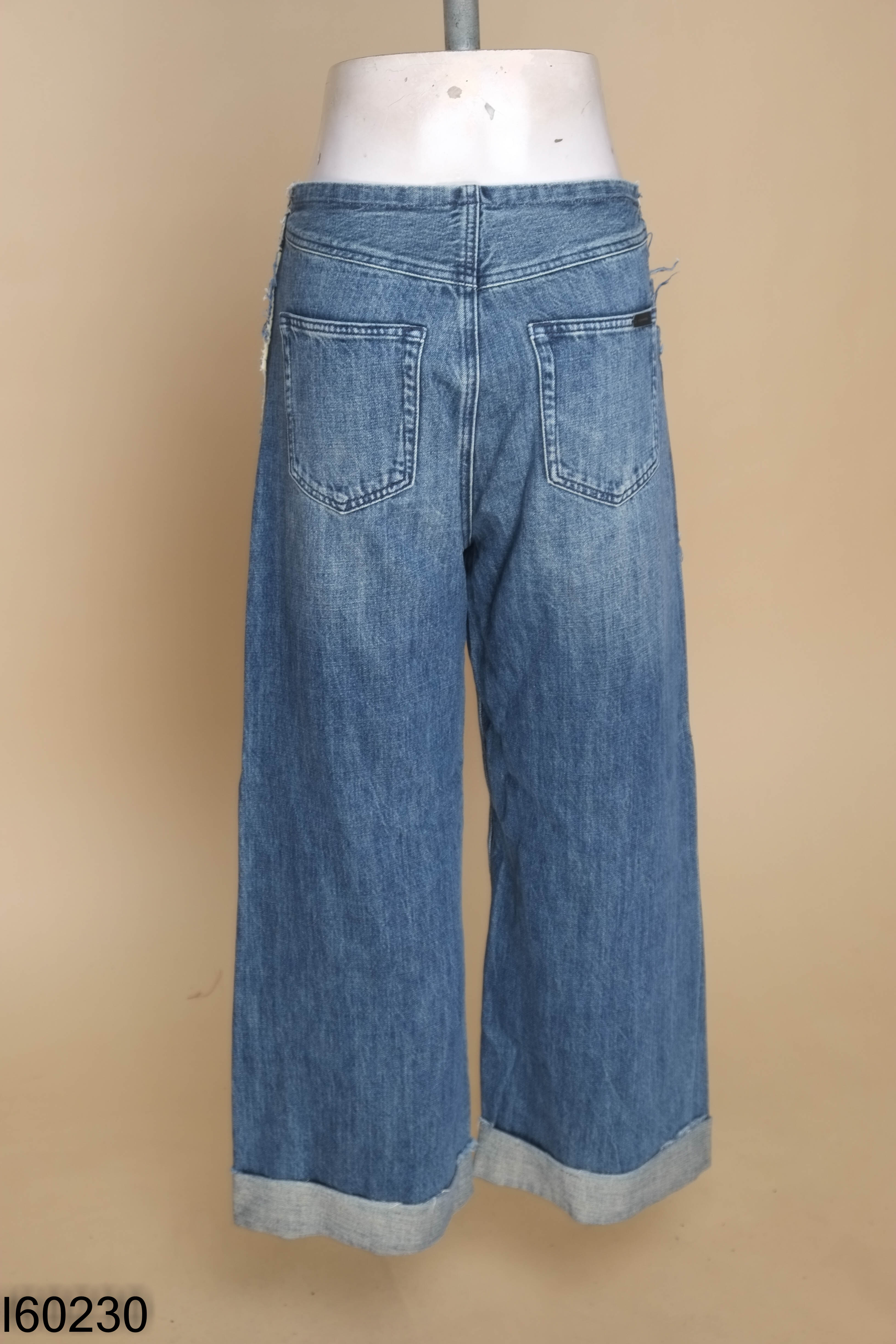 Quần jeans xanh gập gấu