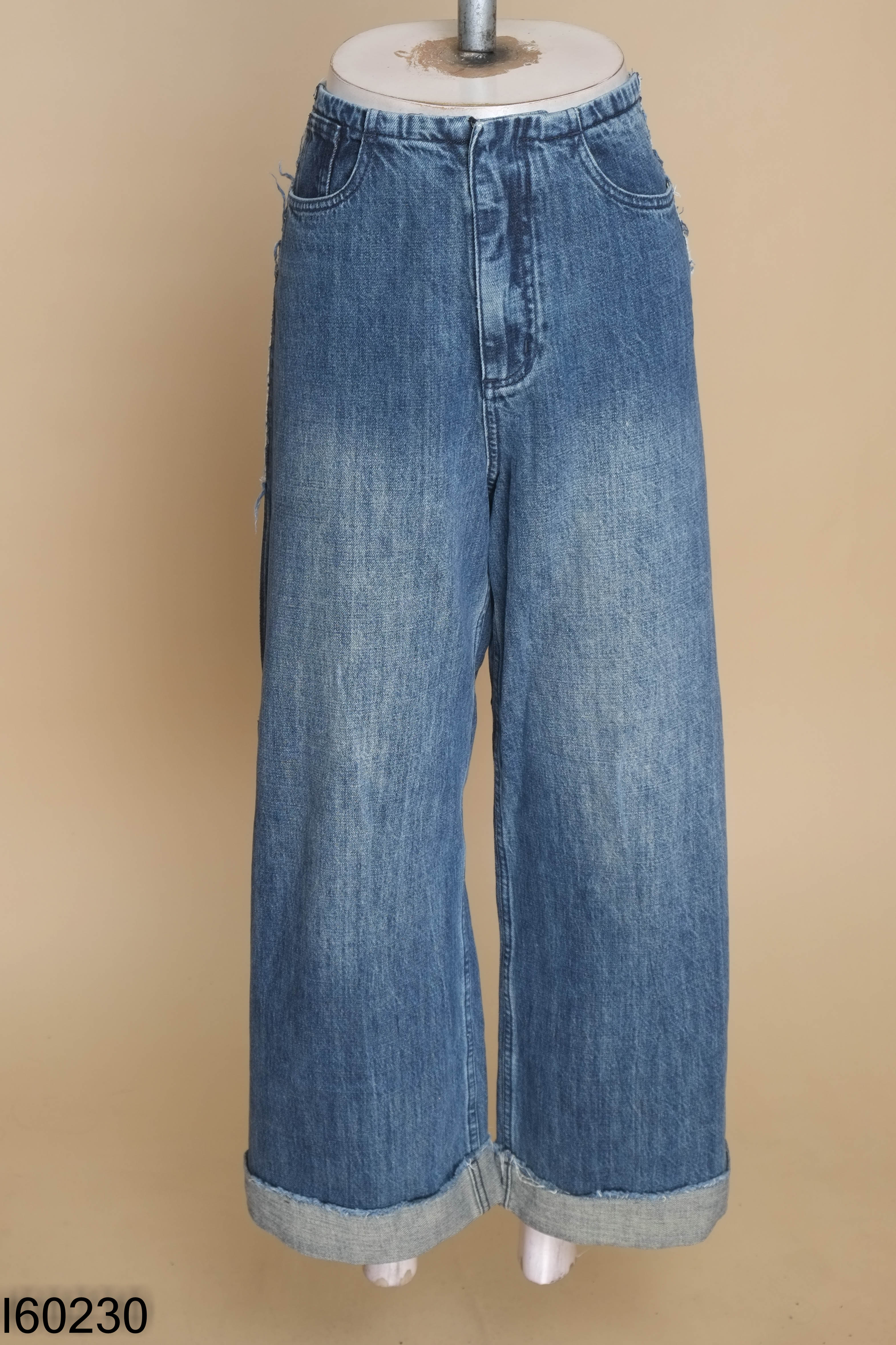 Quần jeans xanh gập gấu