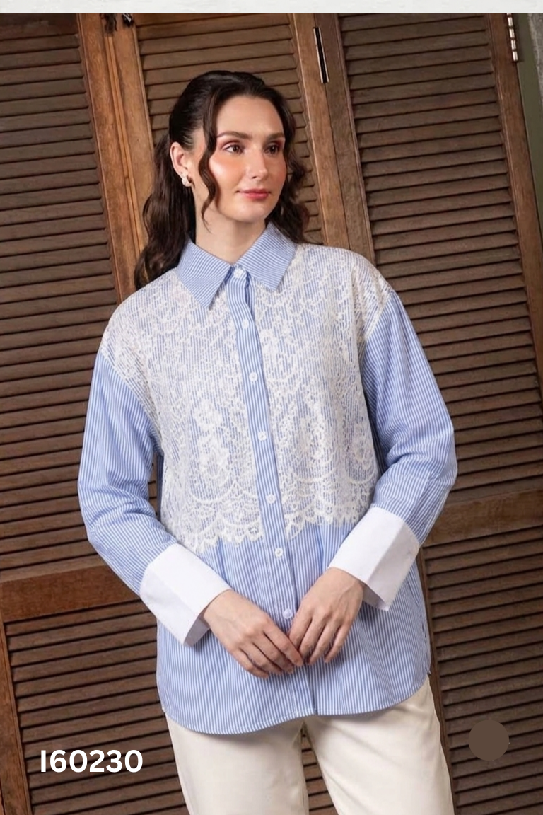 Áo sơ mi xanh sọc phối ren