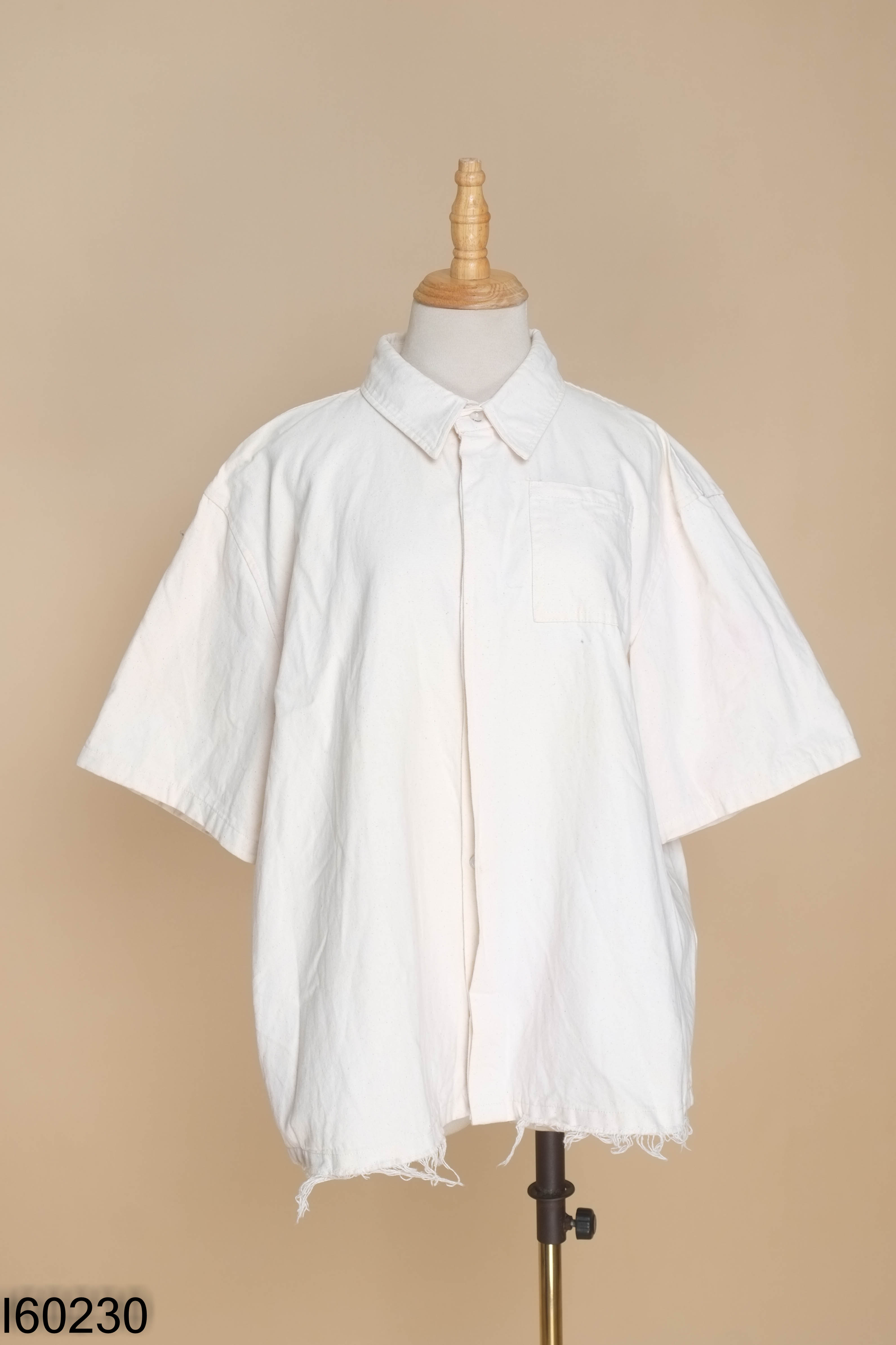 Áo jeans be in chữ đen