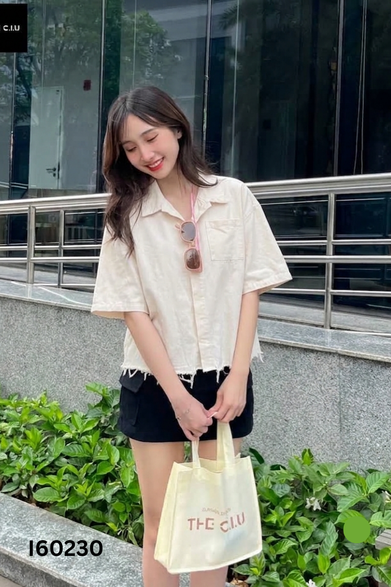Áo jeans be in chữ đen