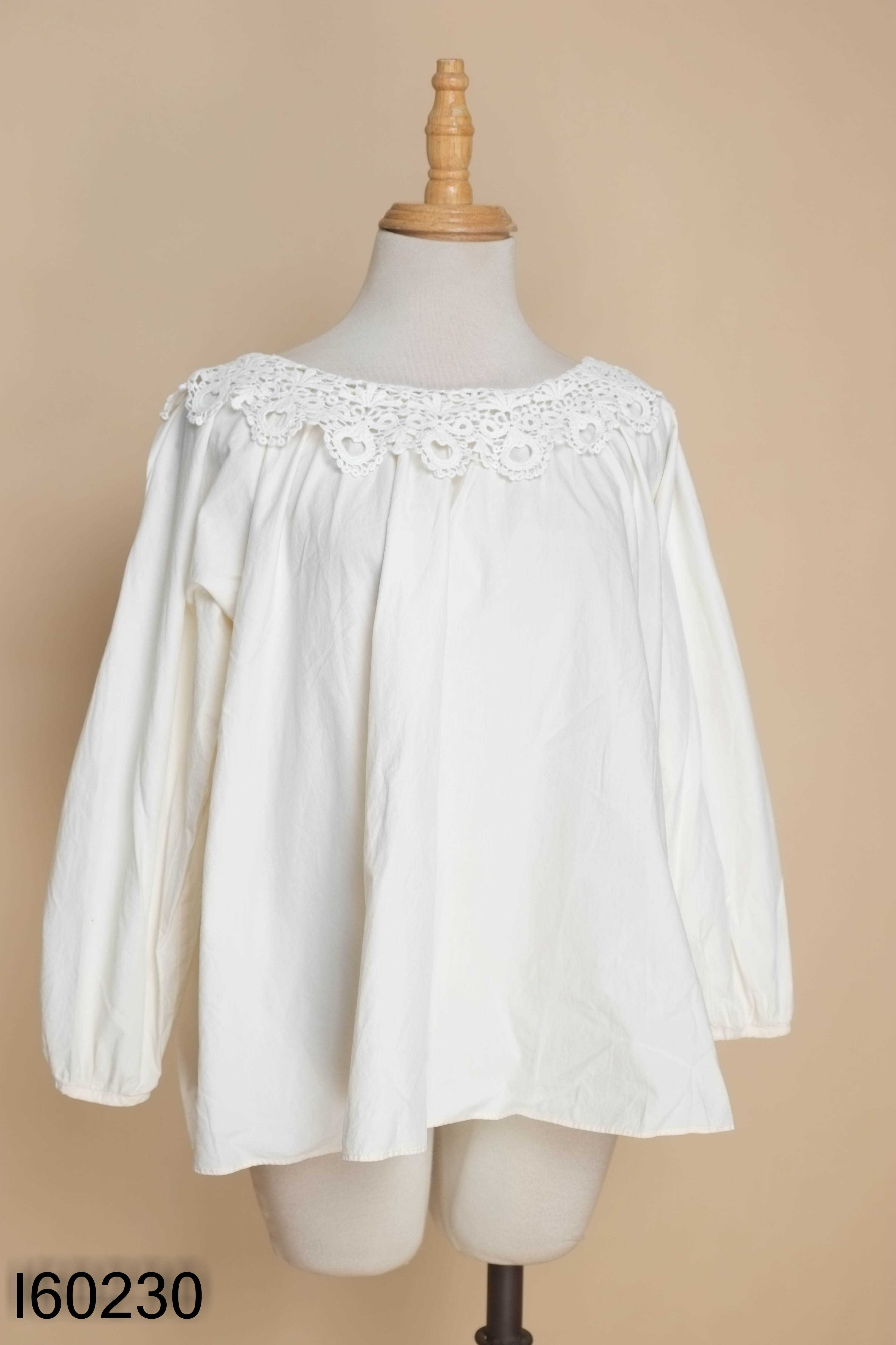 Áo thô be cổ viền ren