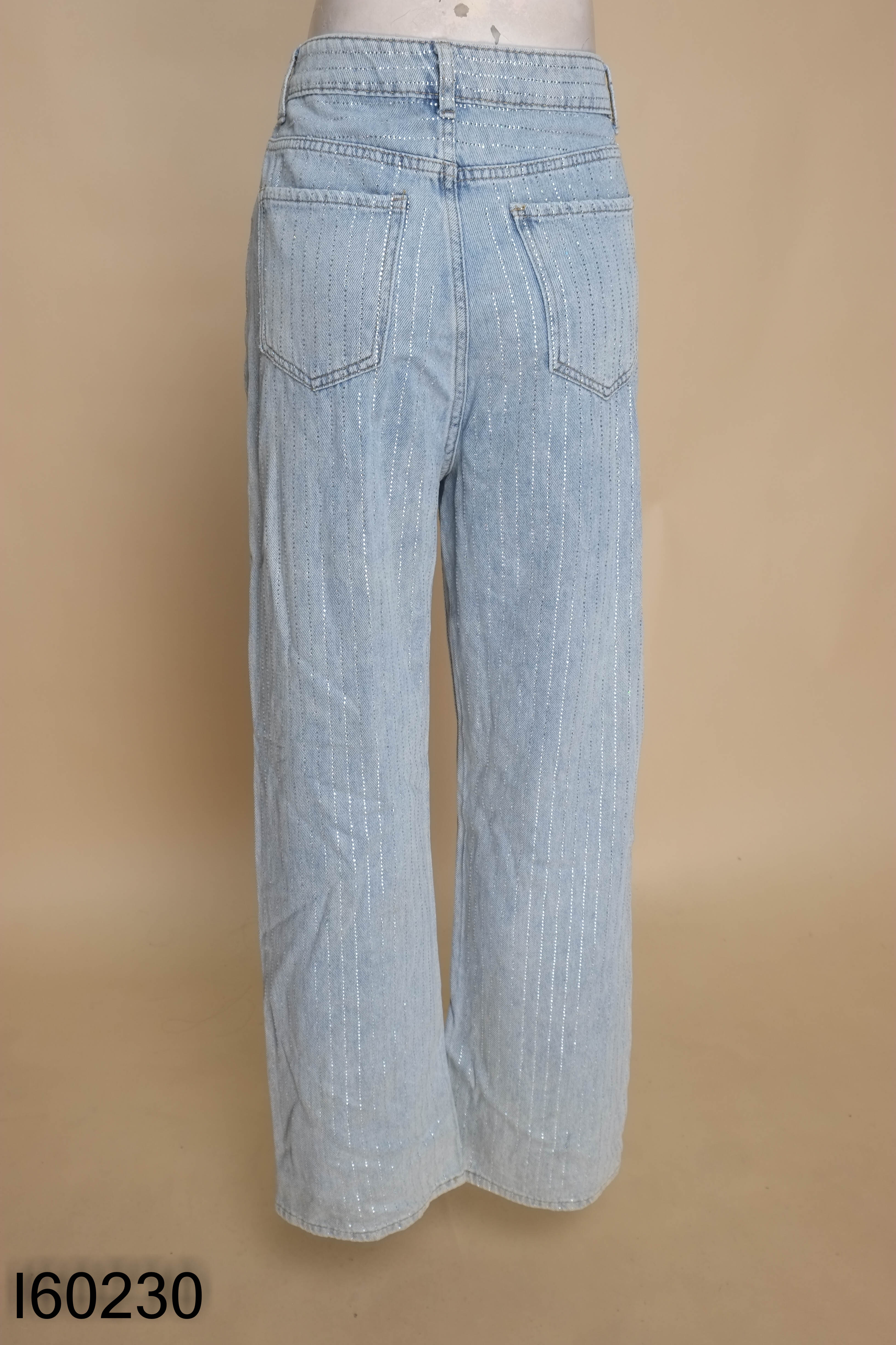 Quần jeans xanh đính đá