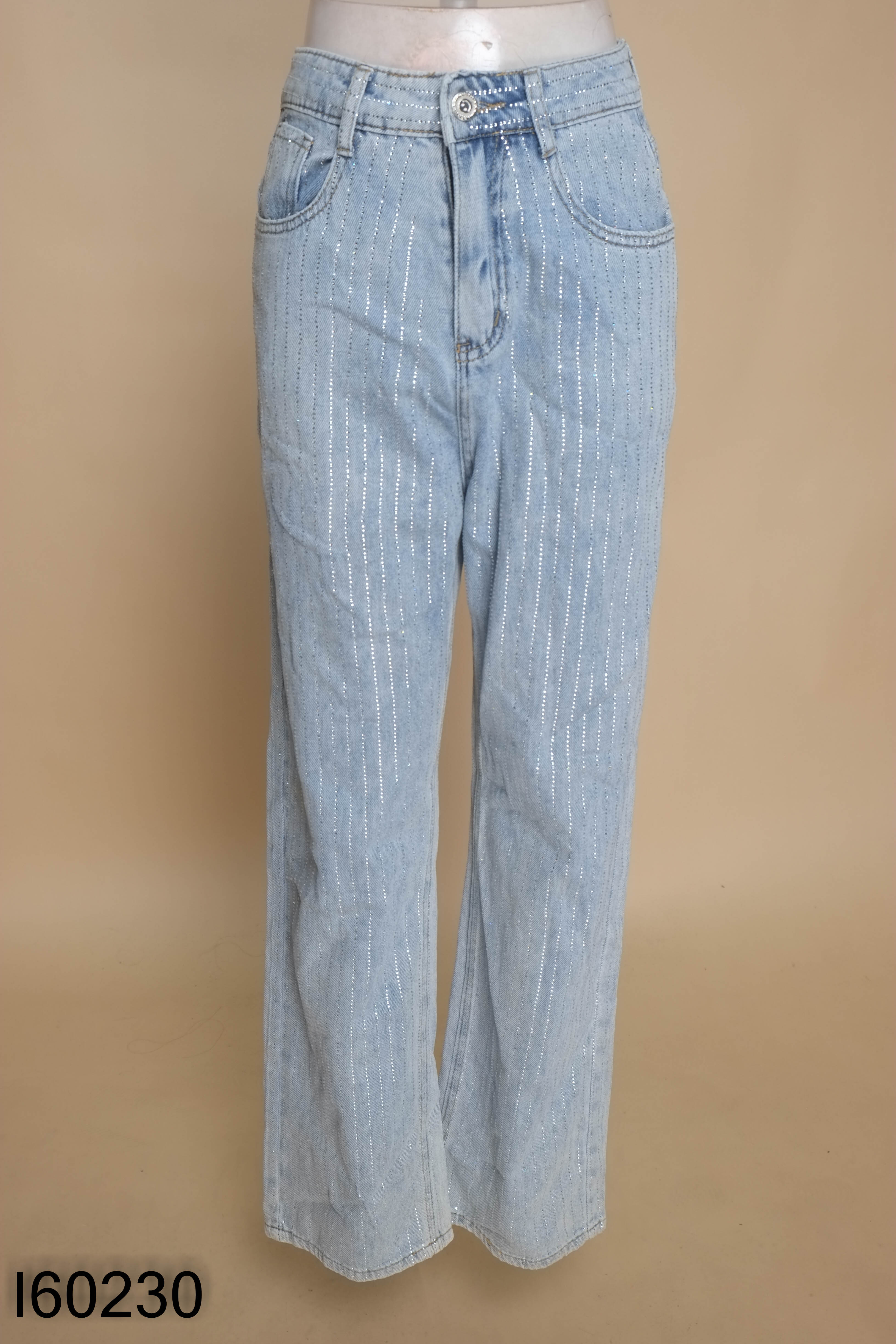 Quần jeans xanh đính đá