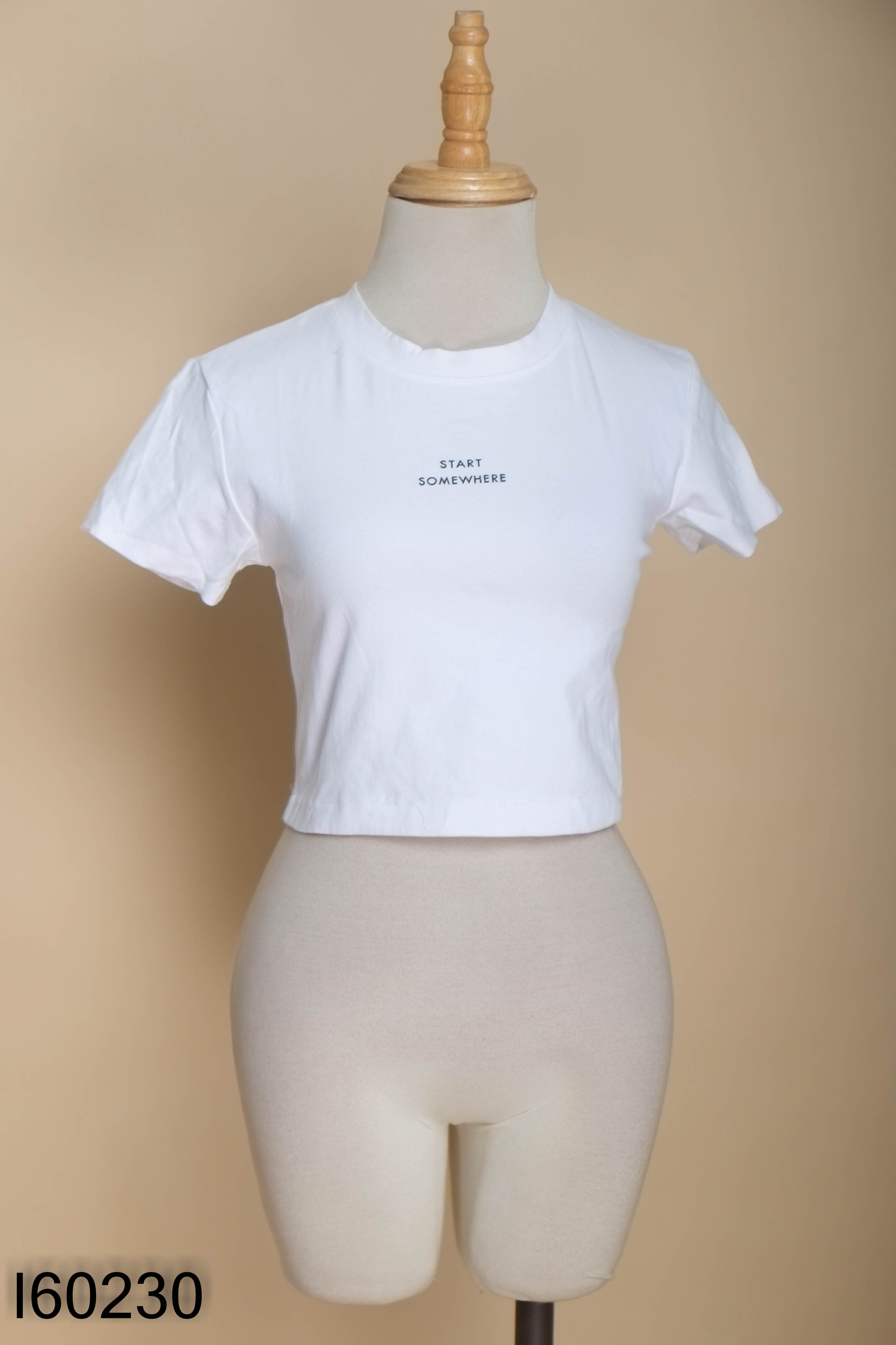 Áo thun trắng croptop