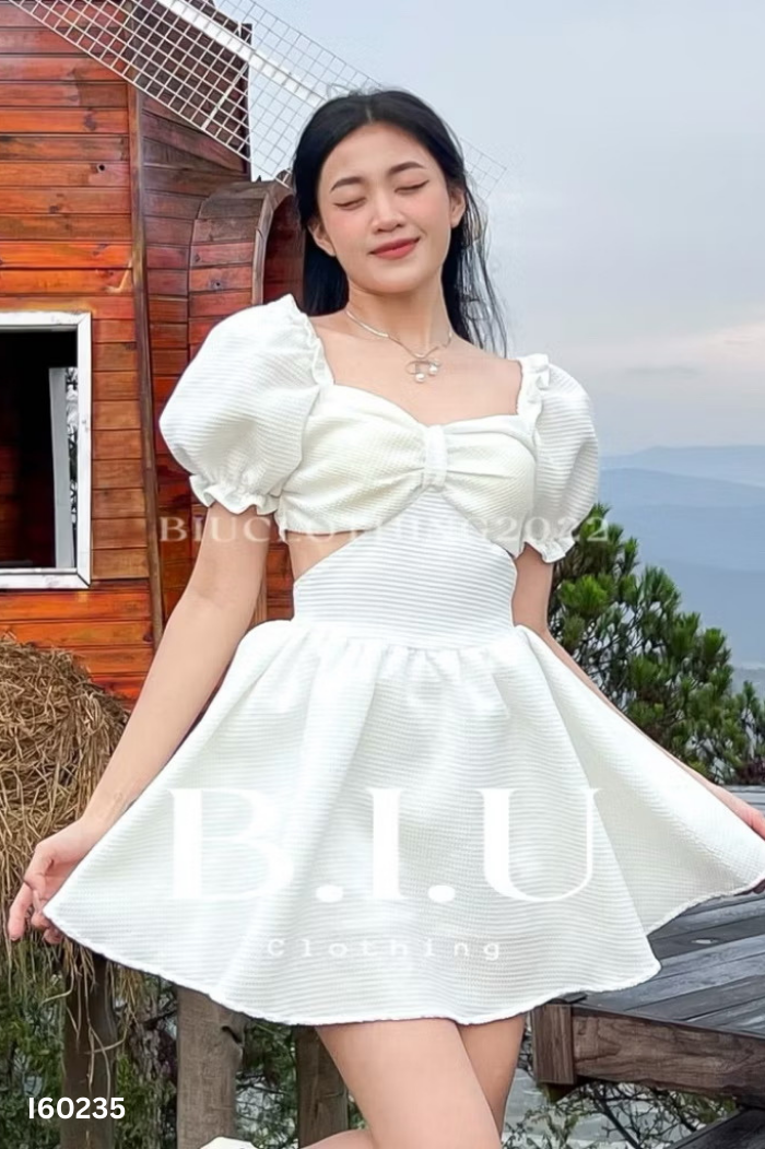 Váy trắng tay phồng hở eo kèm mút