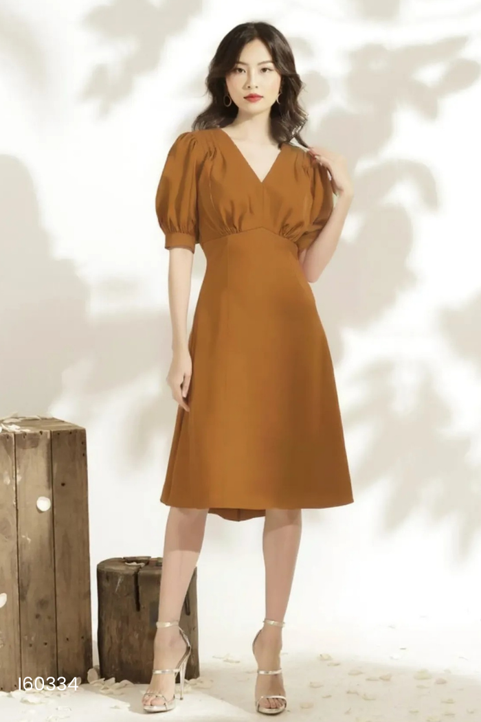 Váy nâu cổ V tay phồng