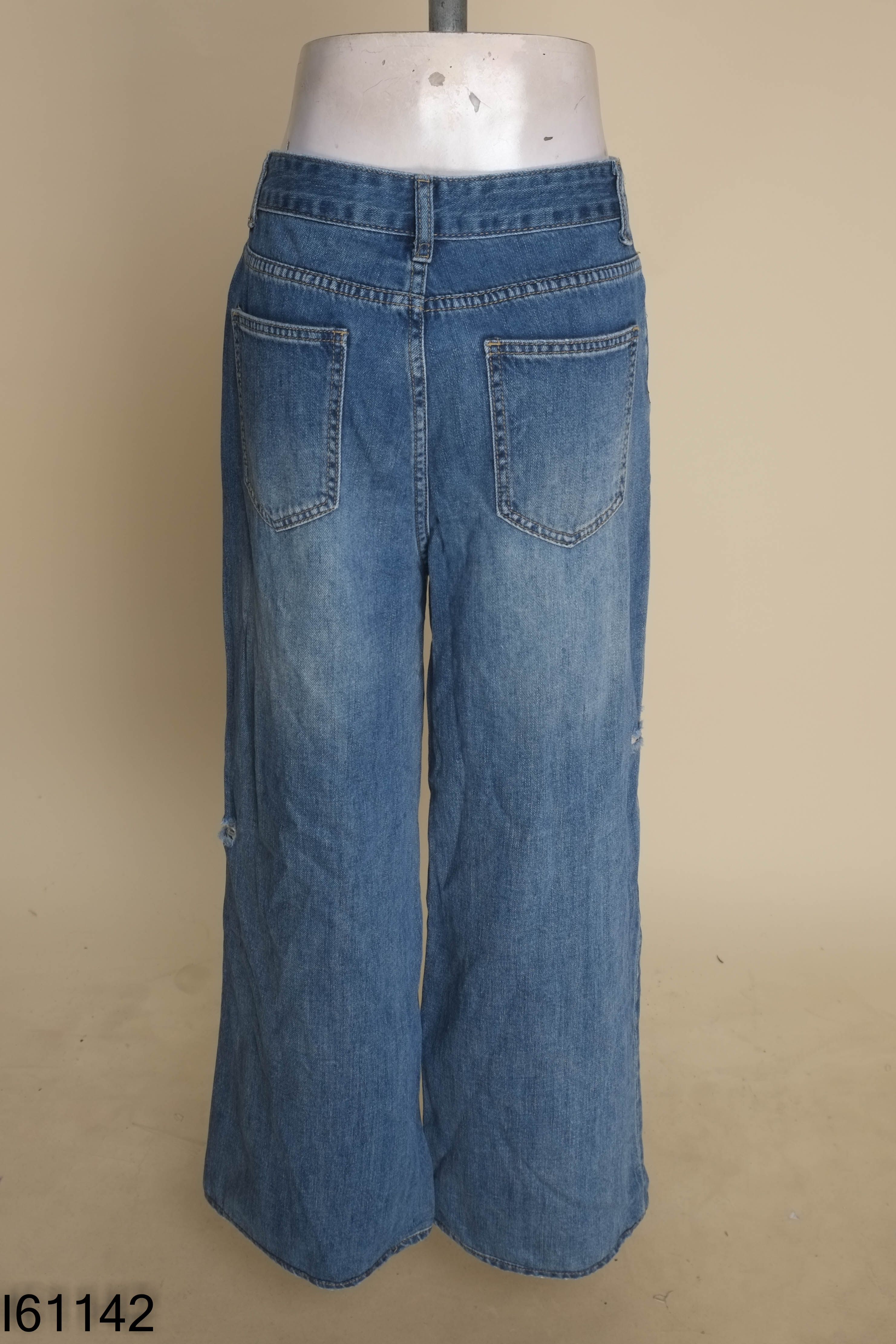 Quần jeans xanh rách suông
