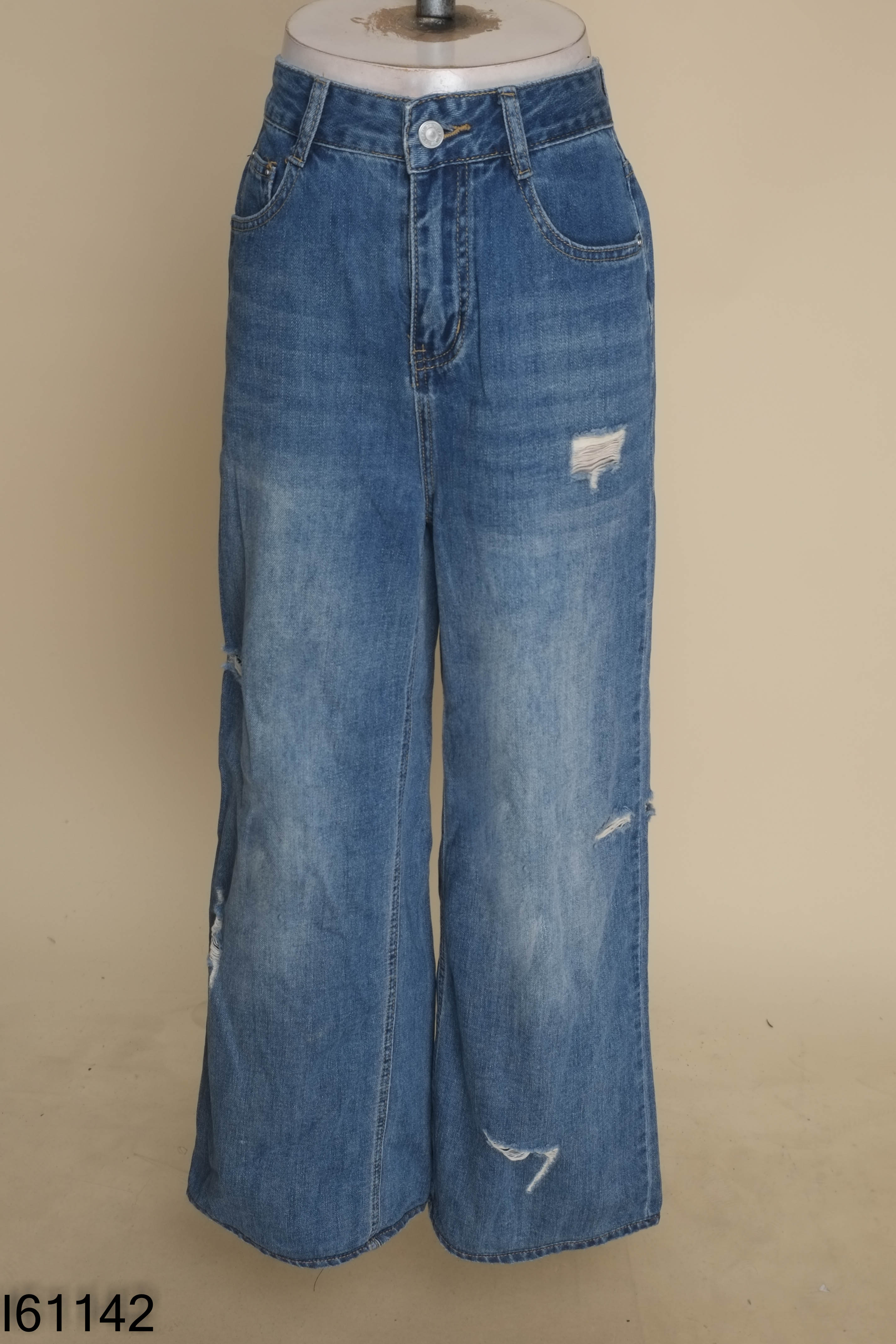 Quần jeans xanh rách suông