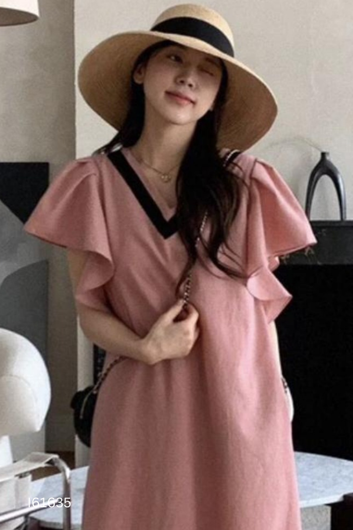 Váy hồng cổ V viền đen
