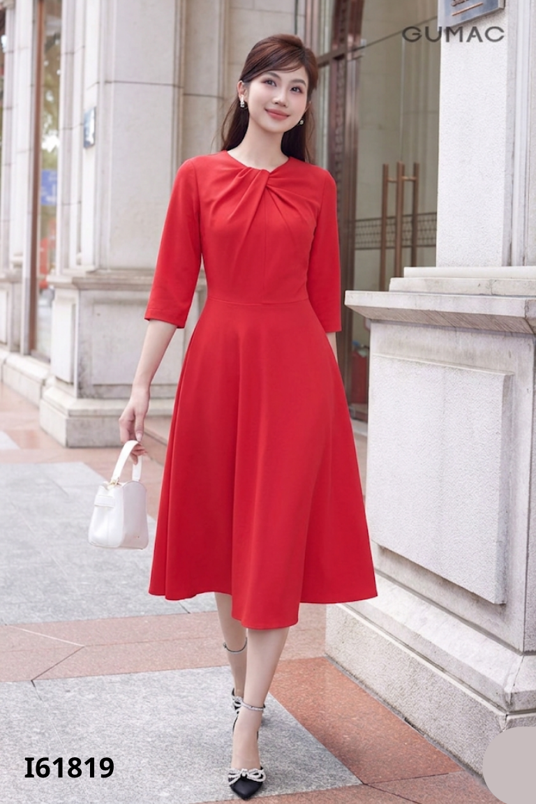 Váy đỏ trơn cổ xoắn