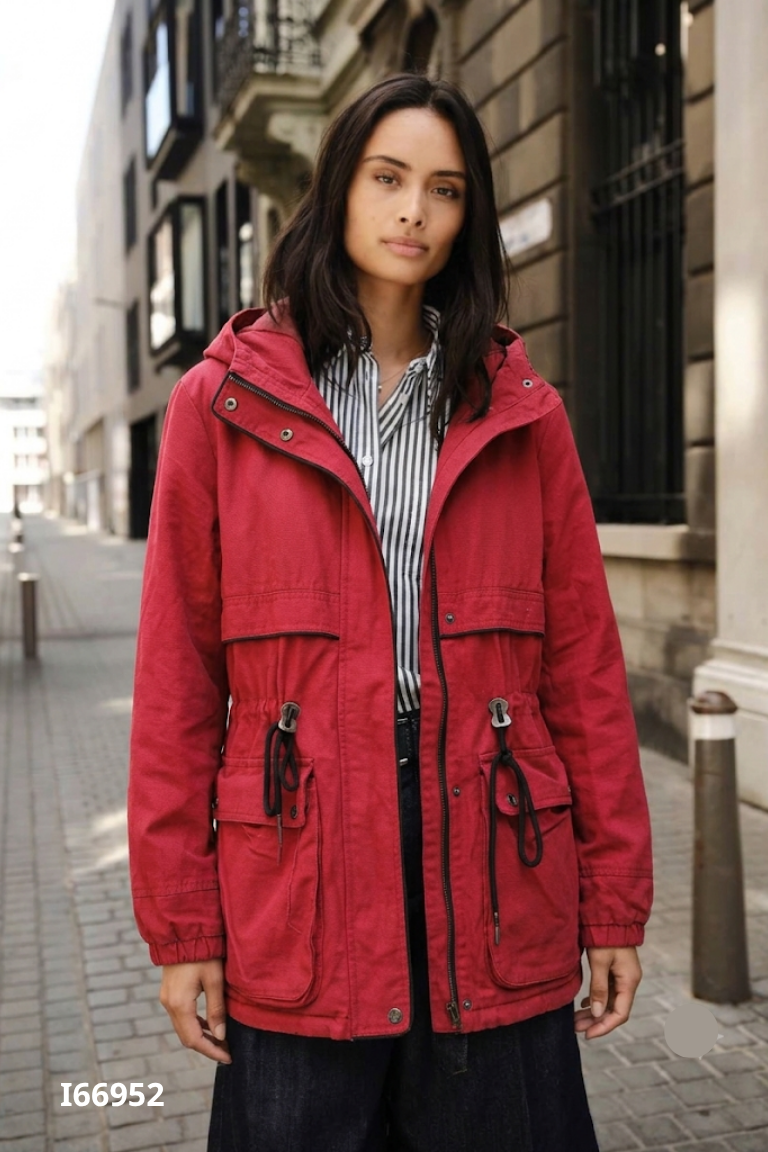 Áo khoác BERSHKA đỏ lót lông