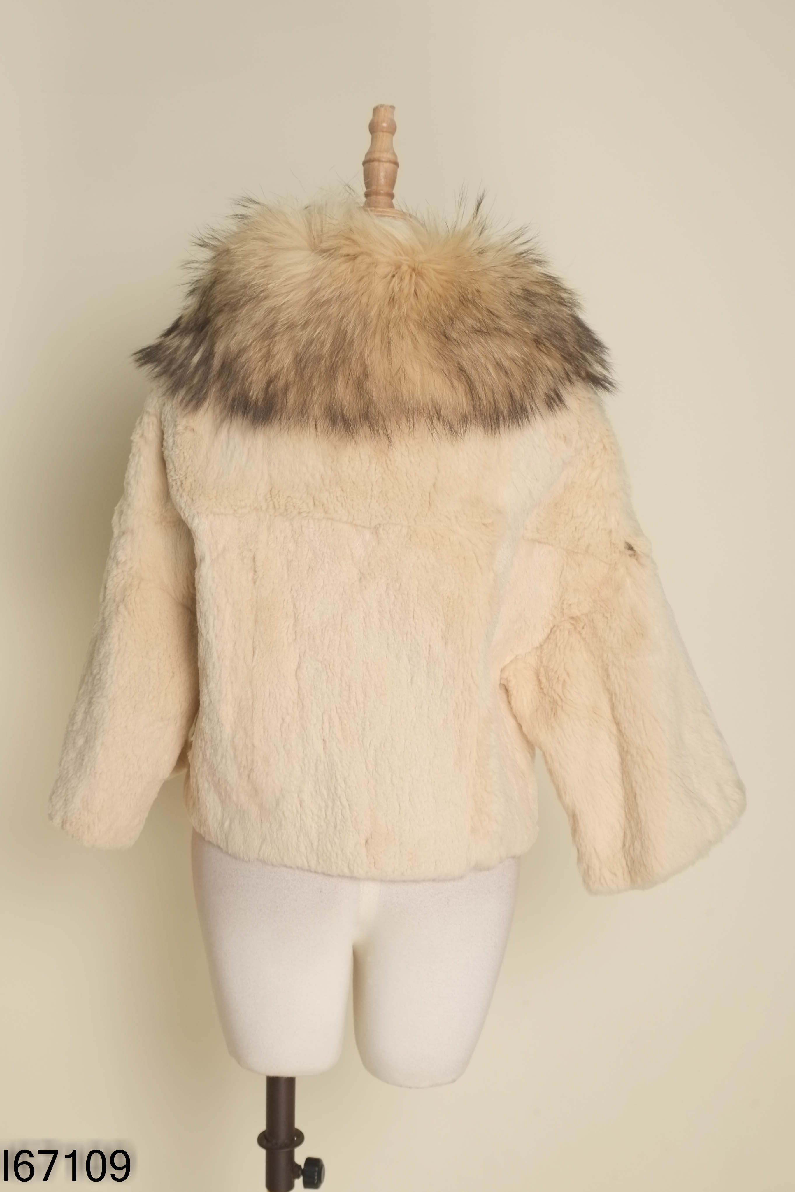 Áo khoác lông be phối cổ lông