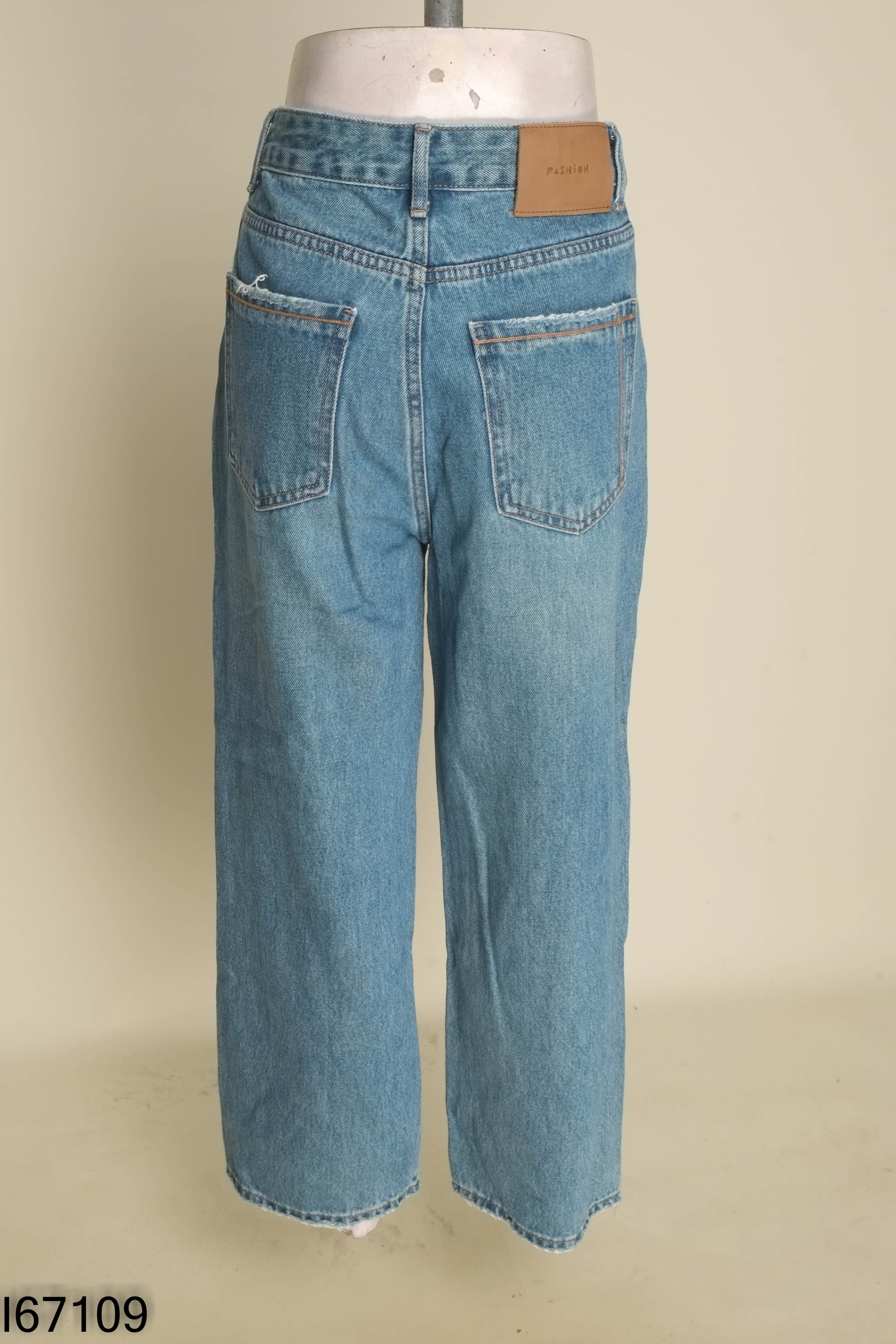 Quần jeans xanh suông