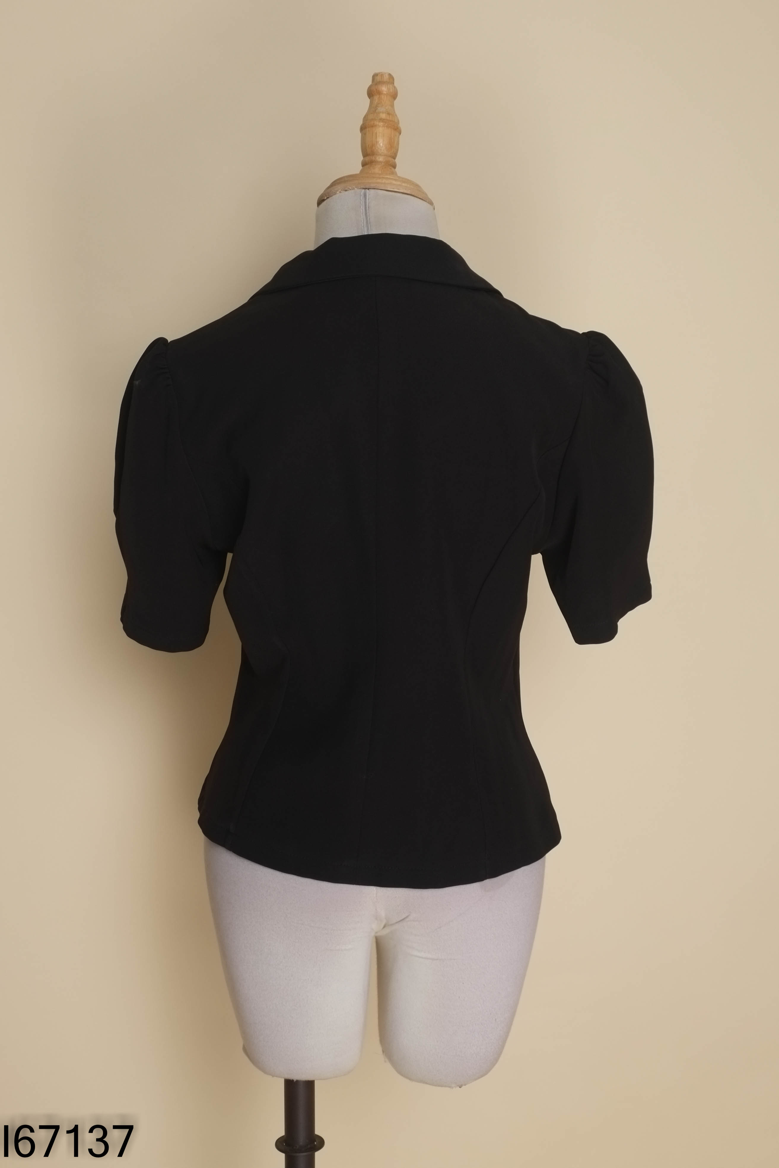 Áo đen cổ vest dáng ngắn