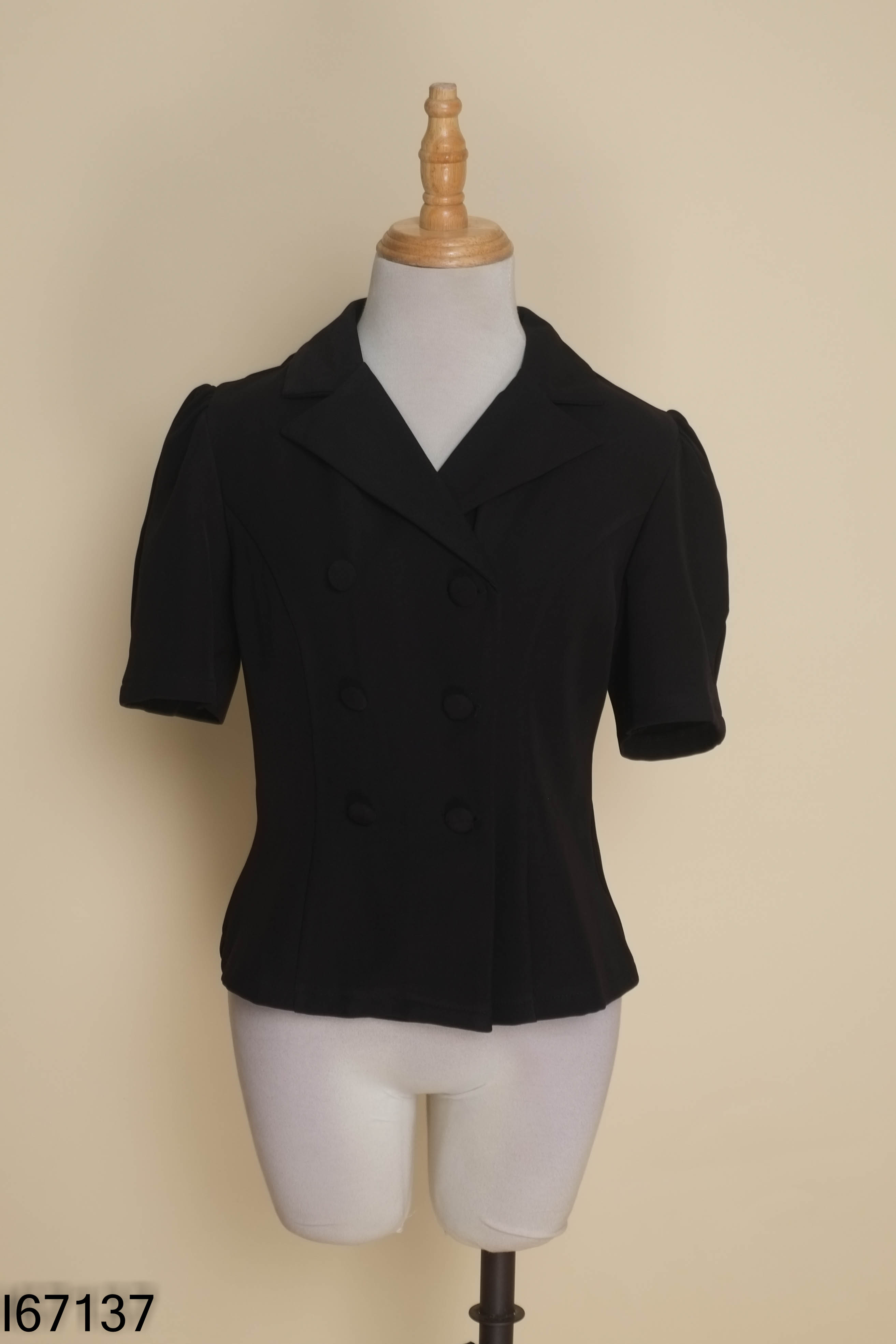 Áo đen cổ vest dáng ngắn