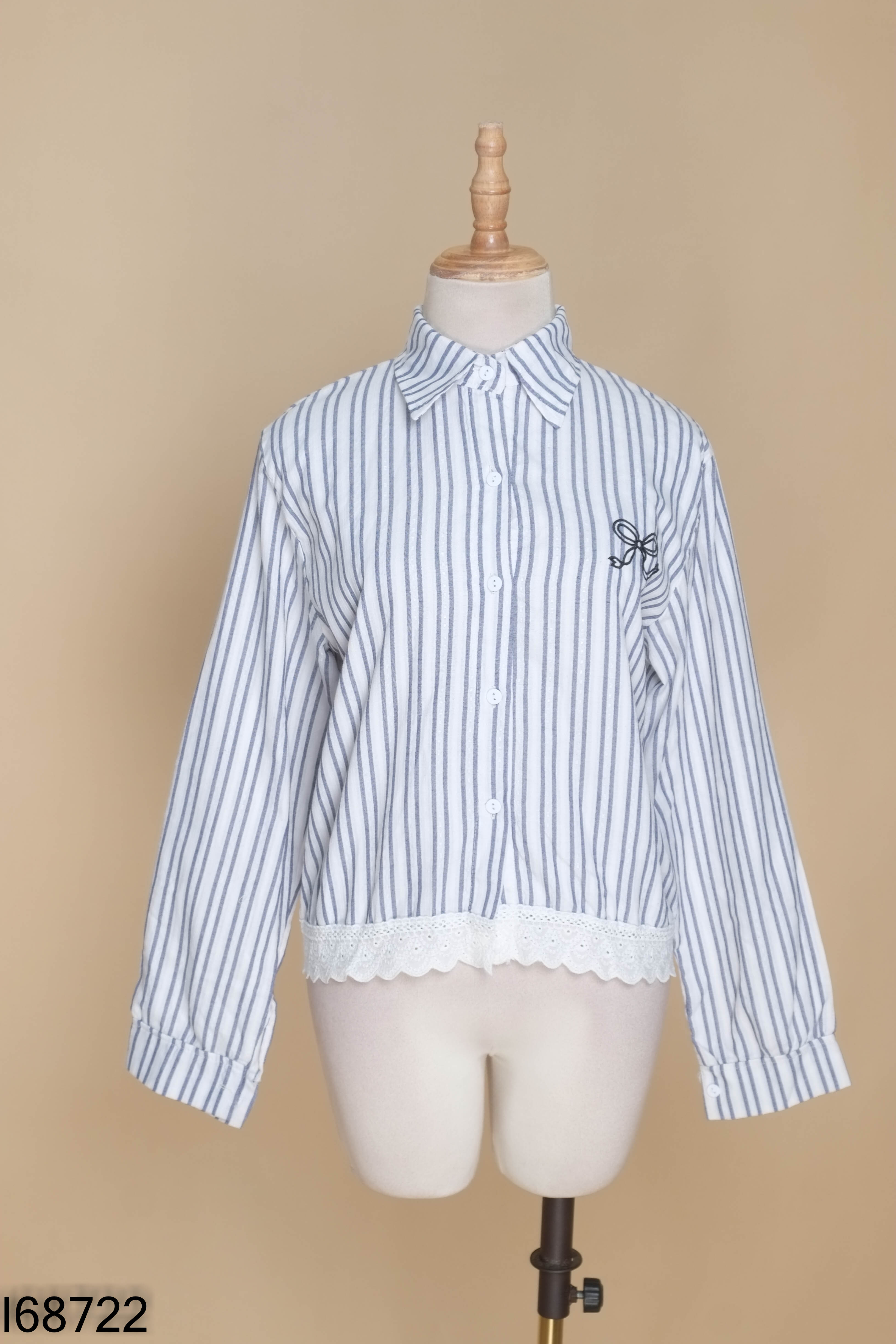 Áo trắng sọc xanh thêu nơ