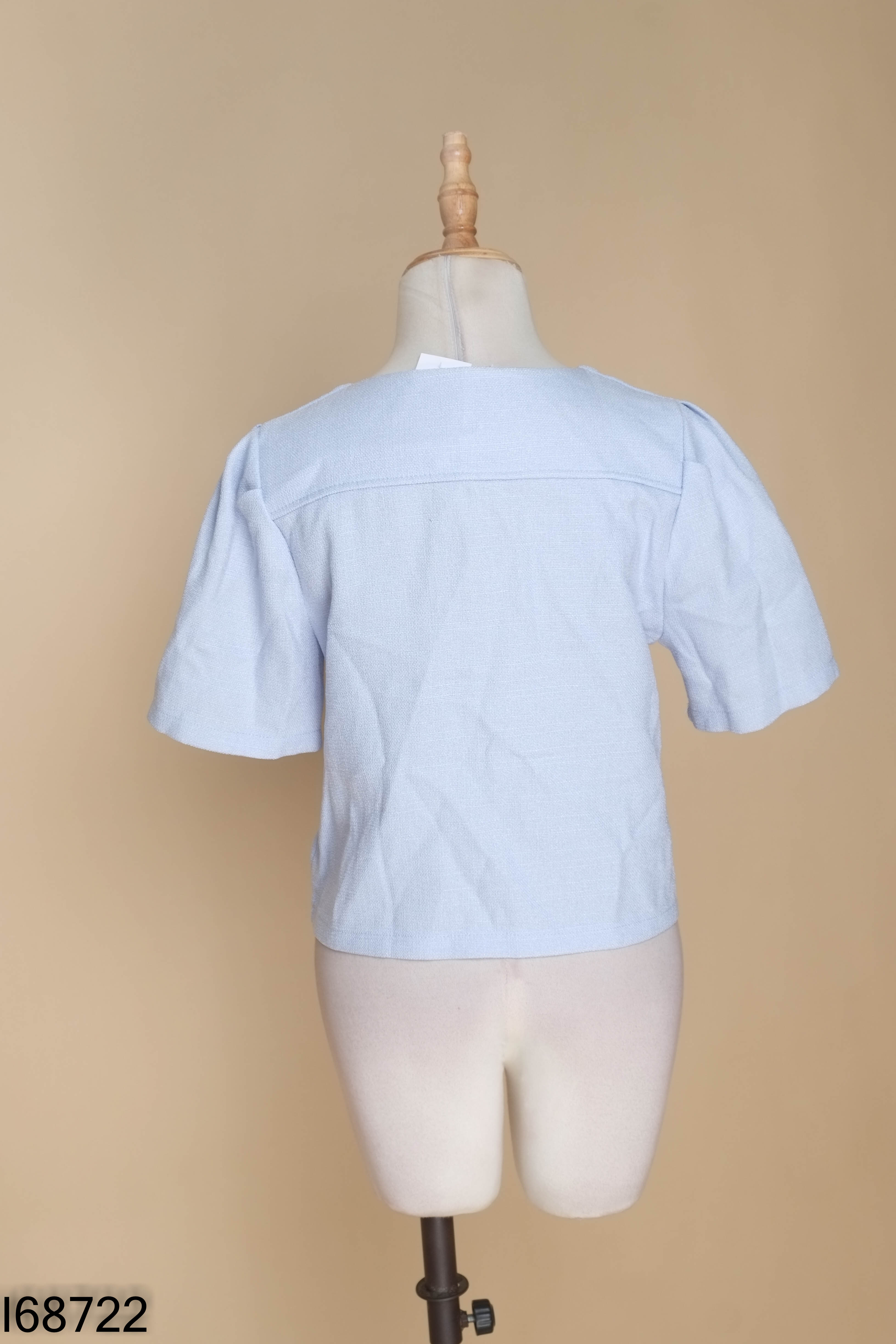 Áo xanh phối cúc