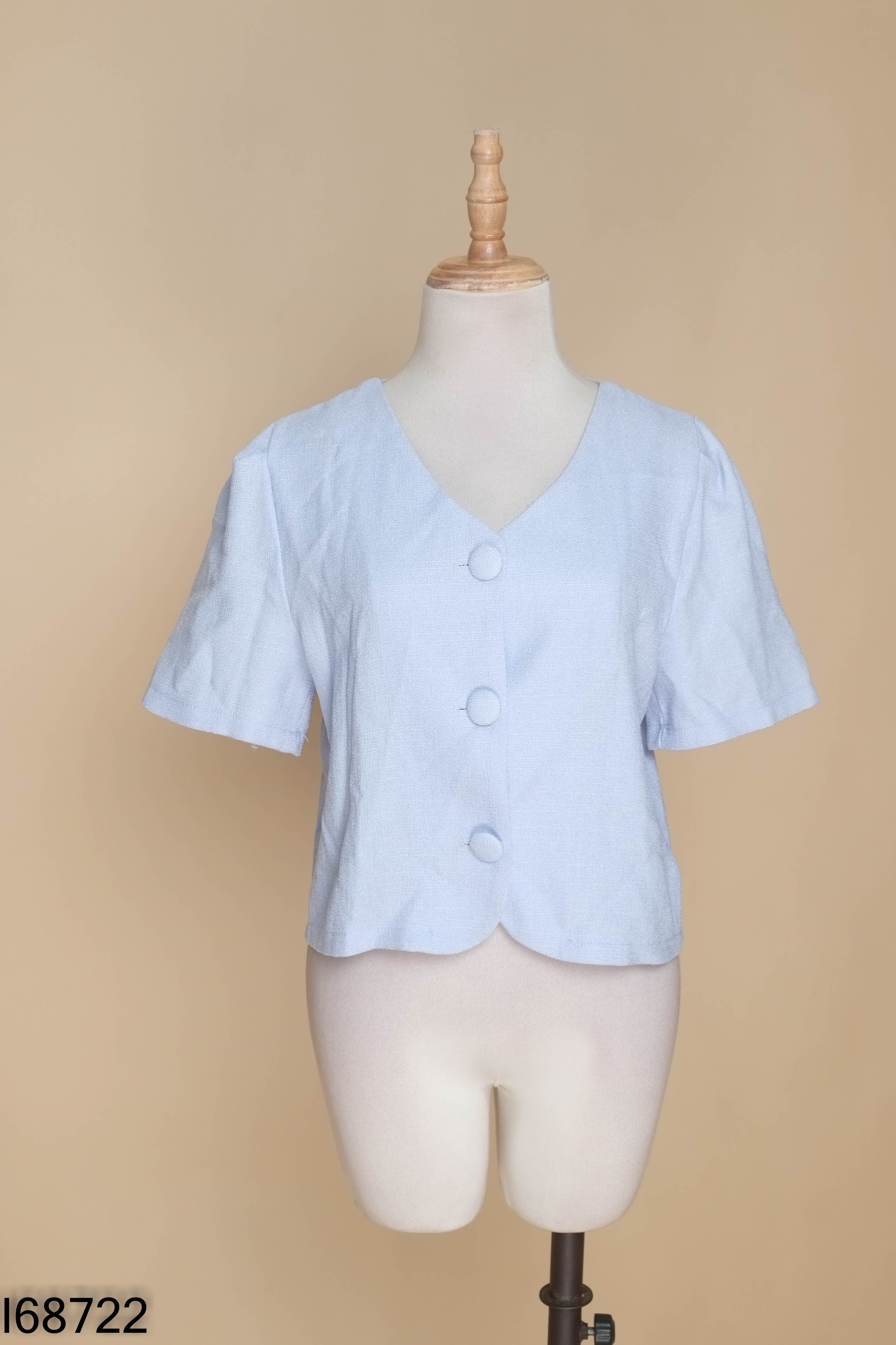 Áo xanh phối cúc