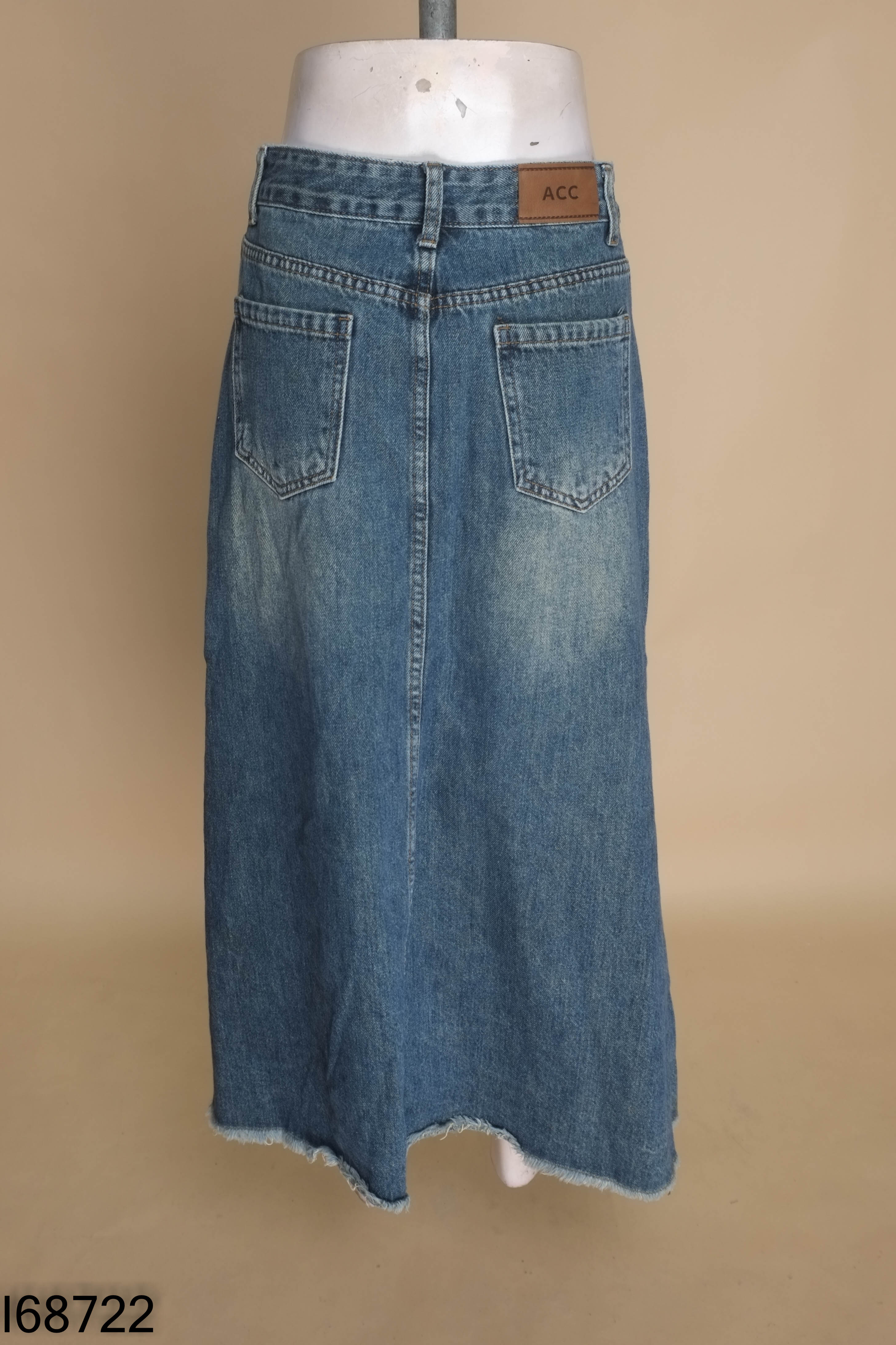 Chân váy jeans xanh dài phối túi