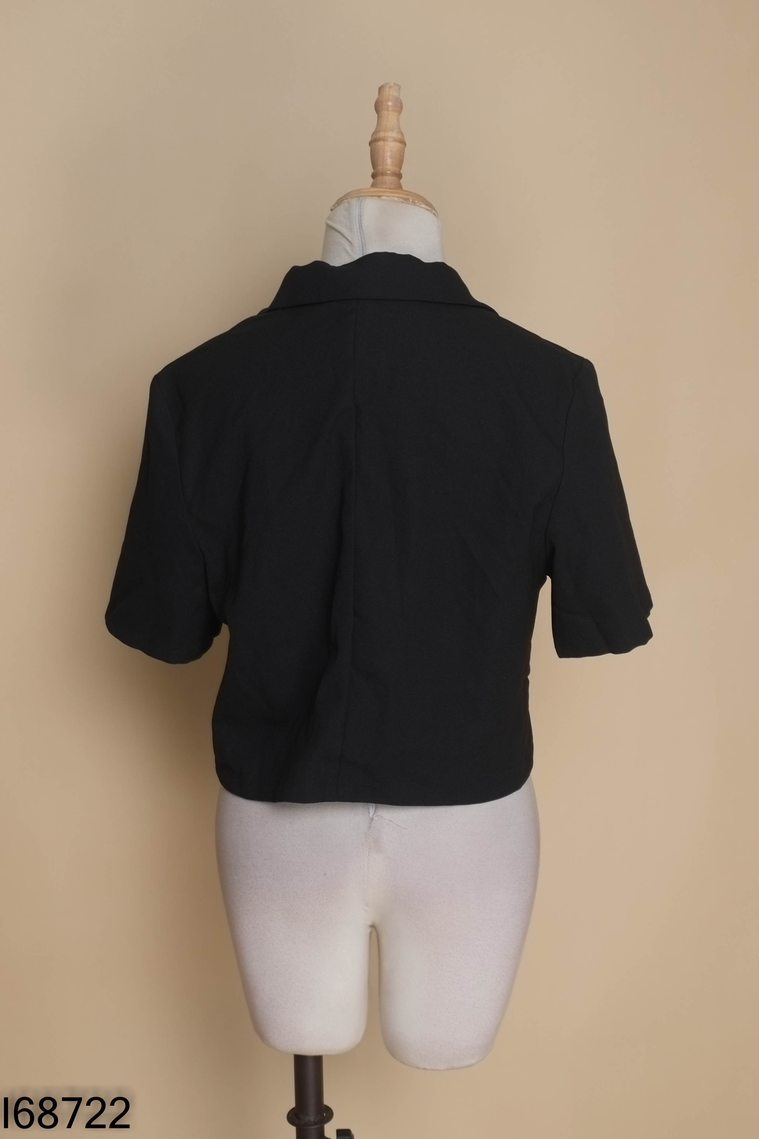 Áo đen ngắn tay cổ vest