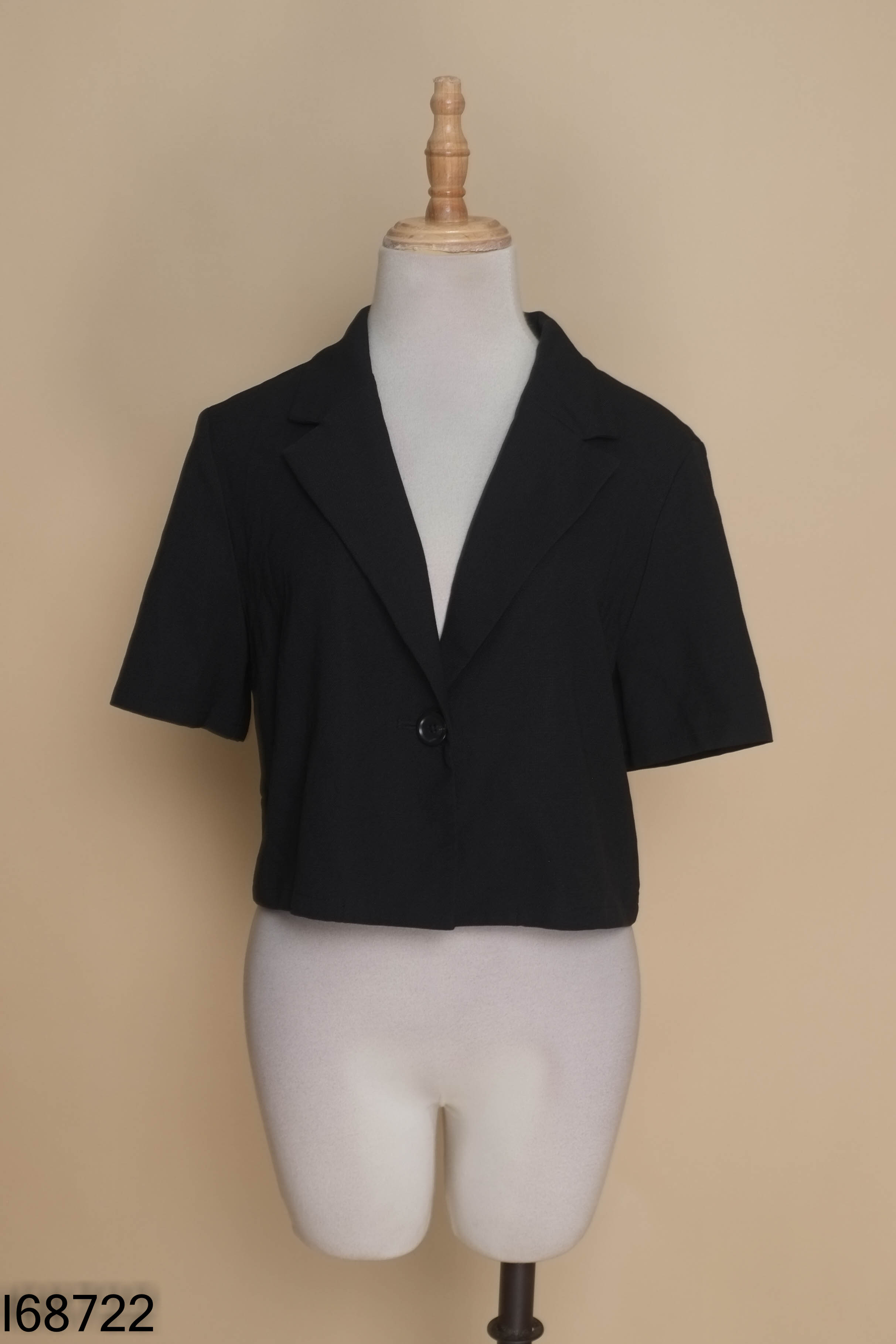 Áo đen ngắn tay cổ vest