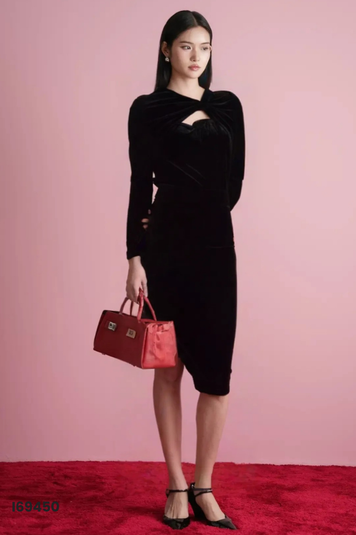 Váy nhung đen H&H LUXURY cổ xoắn
