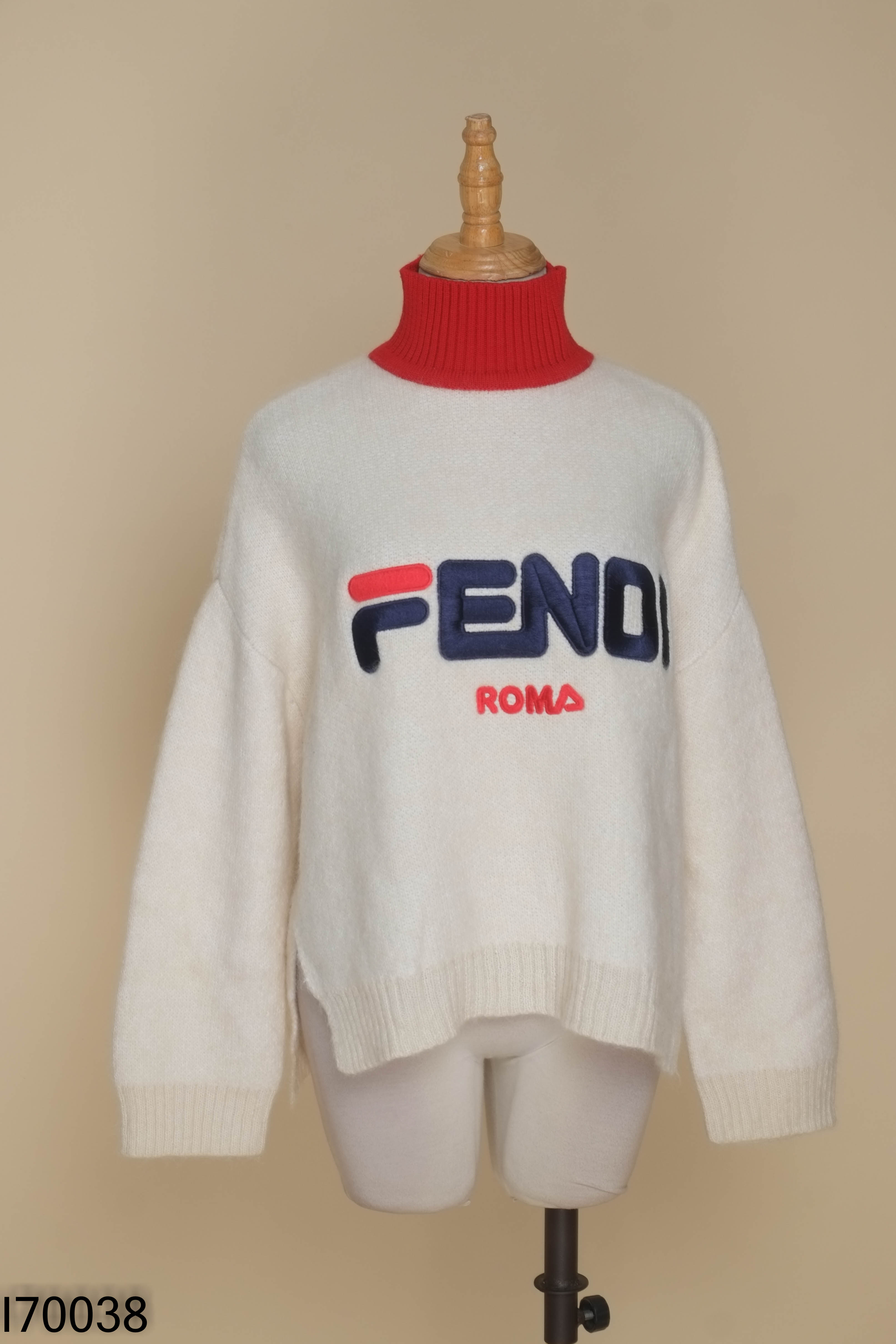 Áo len be FENDI cổ đỏ