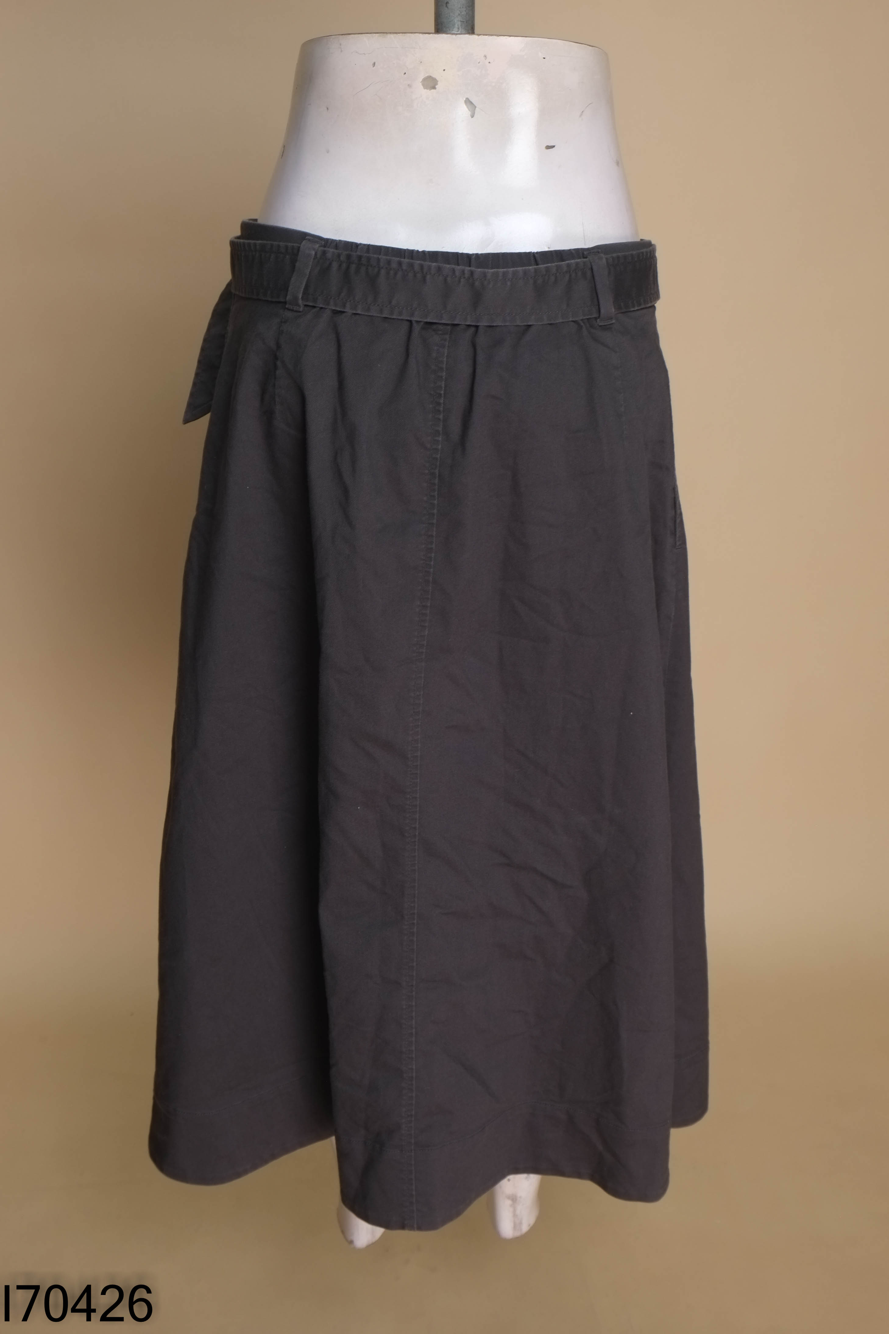 Chân váy UNIQLO kaki xám