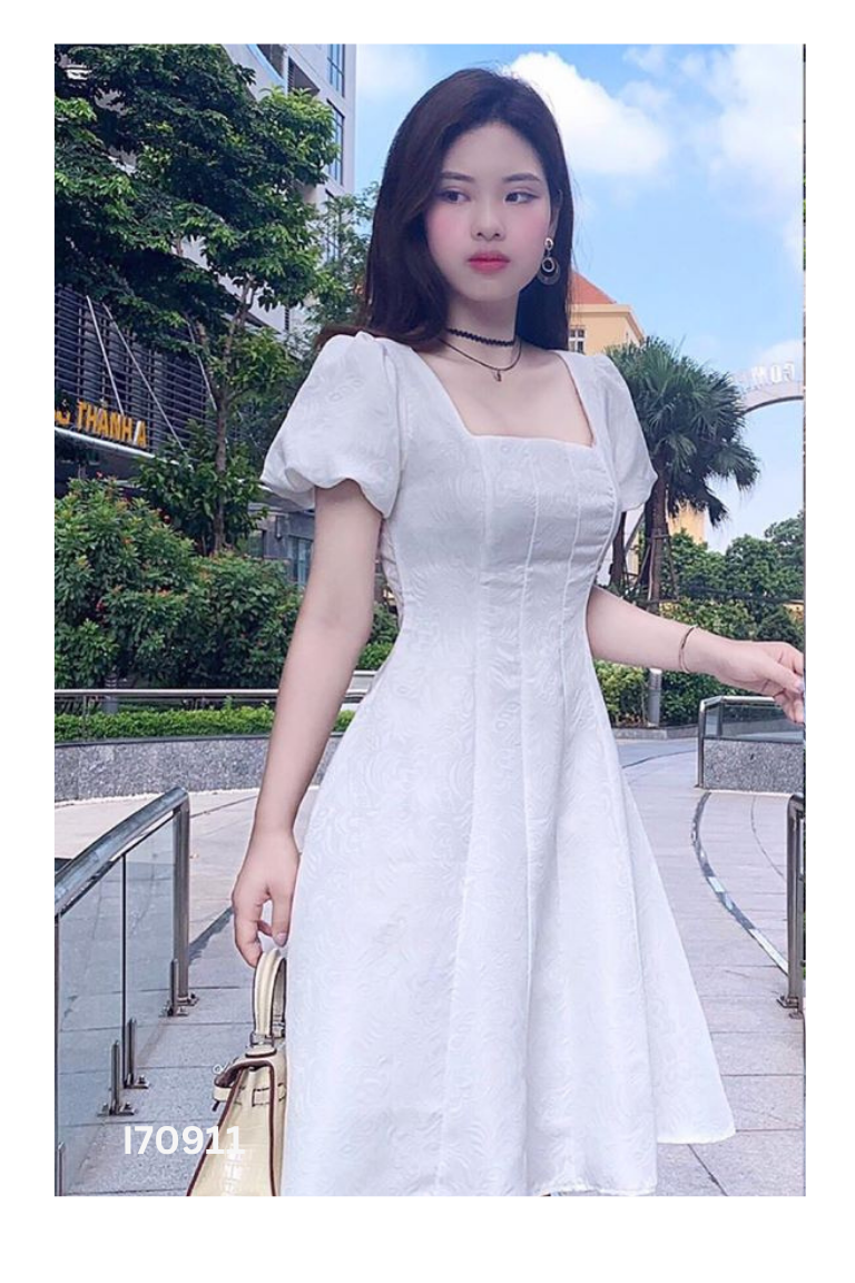 Váy trắng cổ vuông