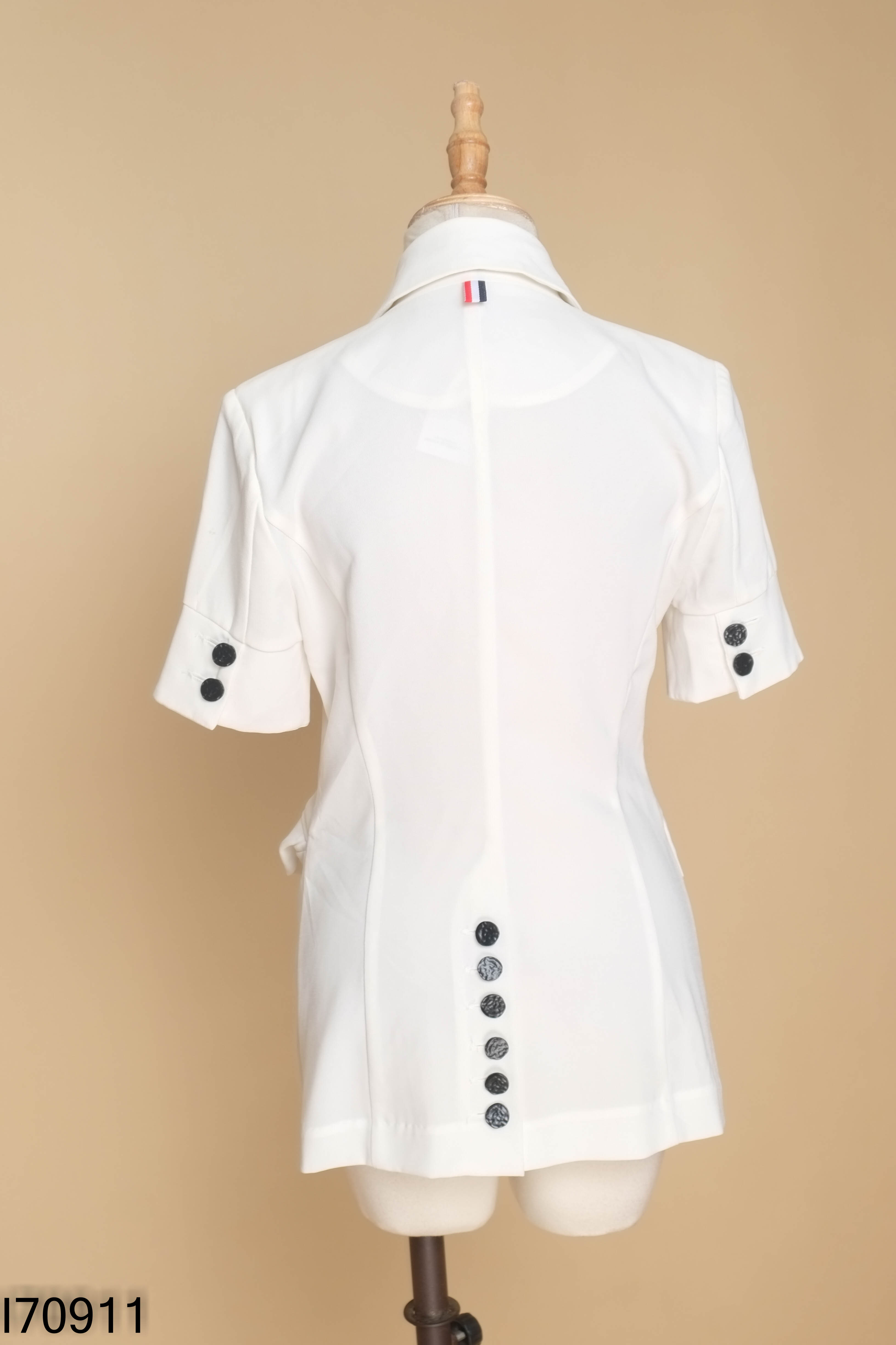 Áo blazer trắng tăy ngắn