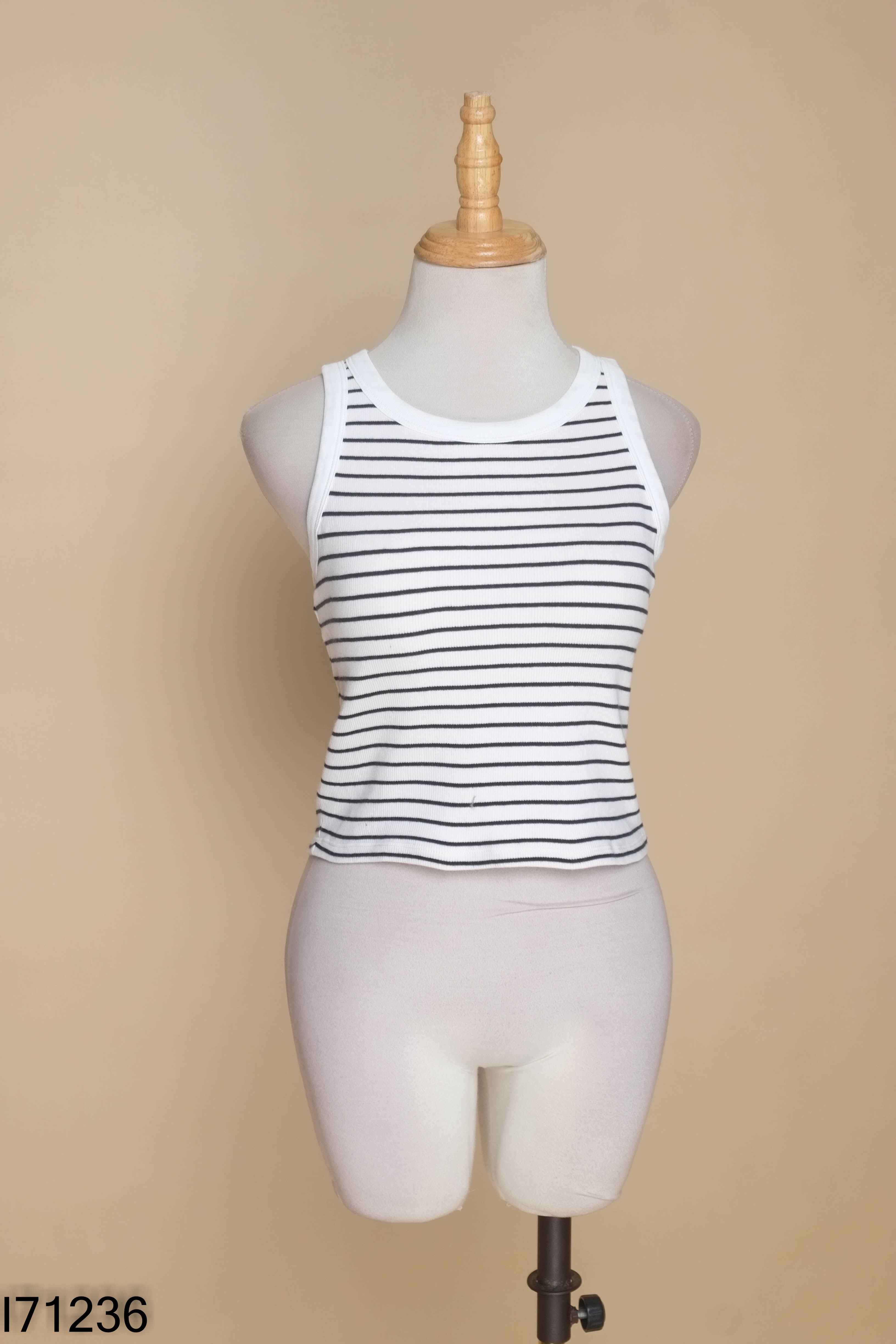 Áo trắng UNIQLO kẻ đen