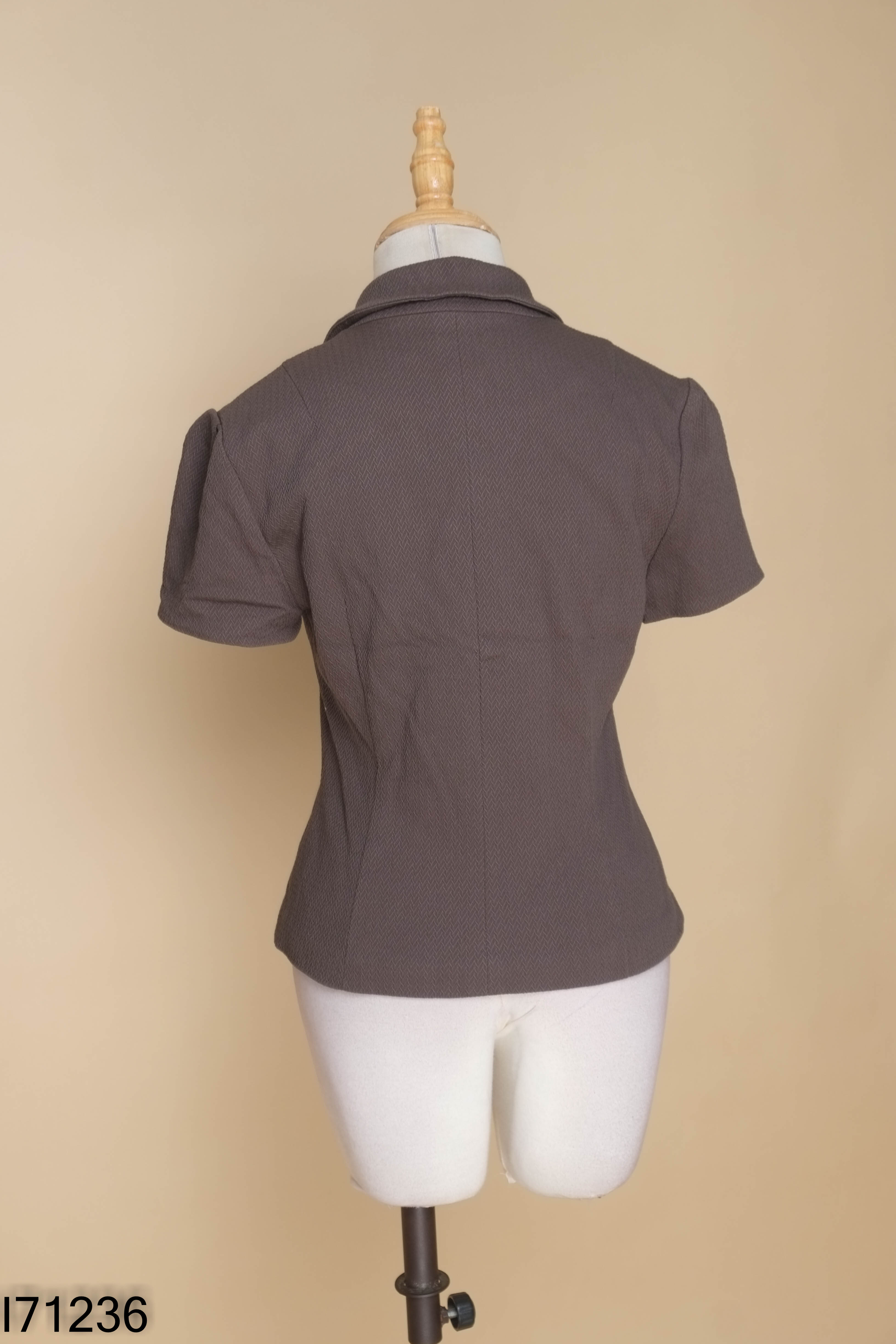 Áo xám ghi FORMAT cổ vest