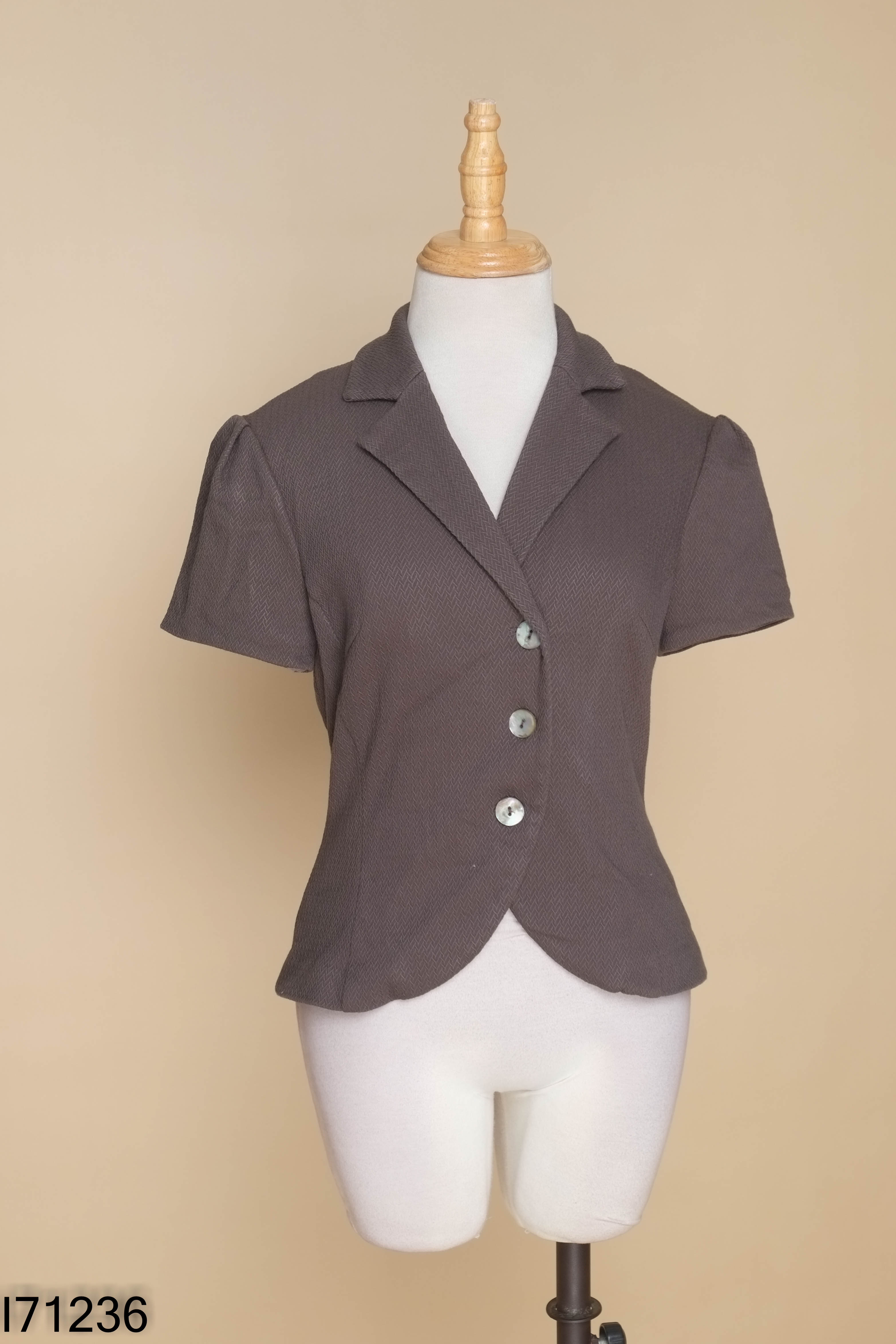 Áo xám ghi FORMAT cổ vest