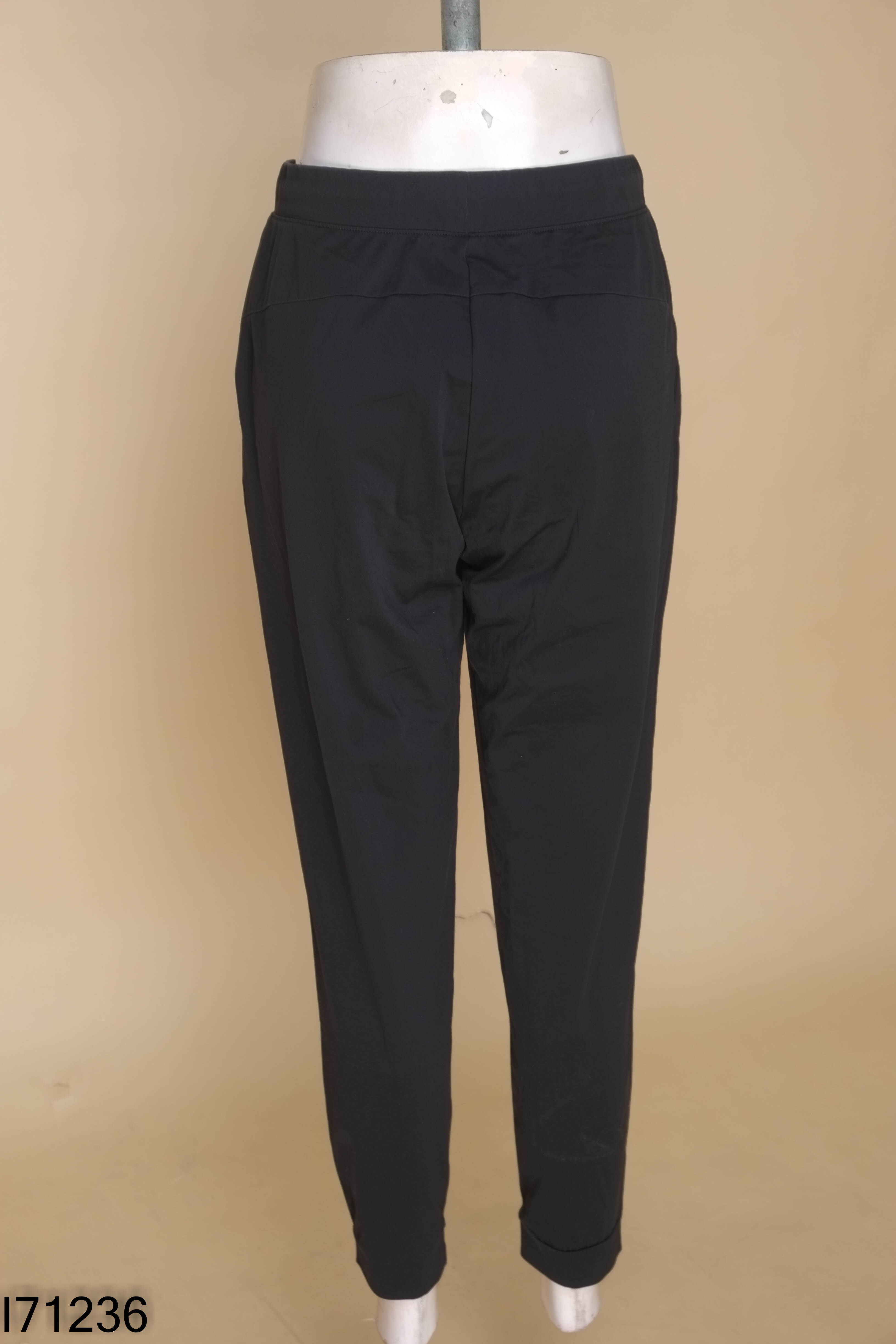 Quần UNIQLO đen trơn