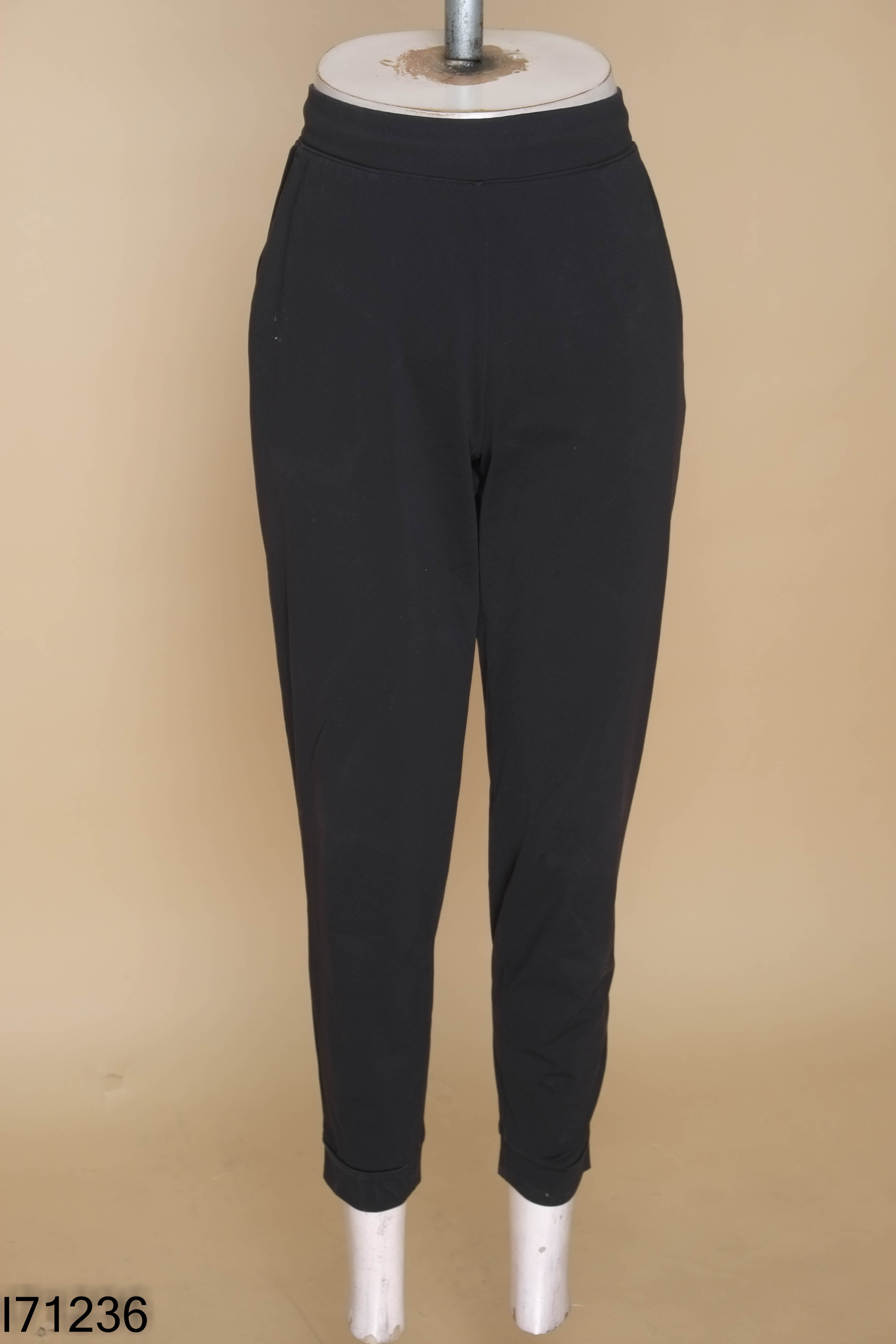 Quần UNIQLO đen trơn