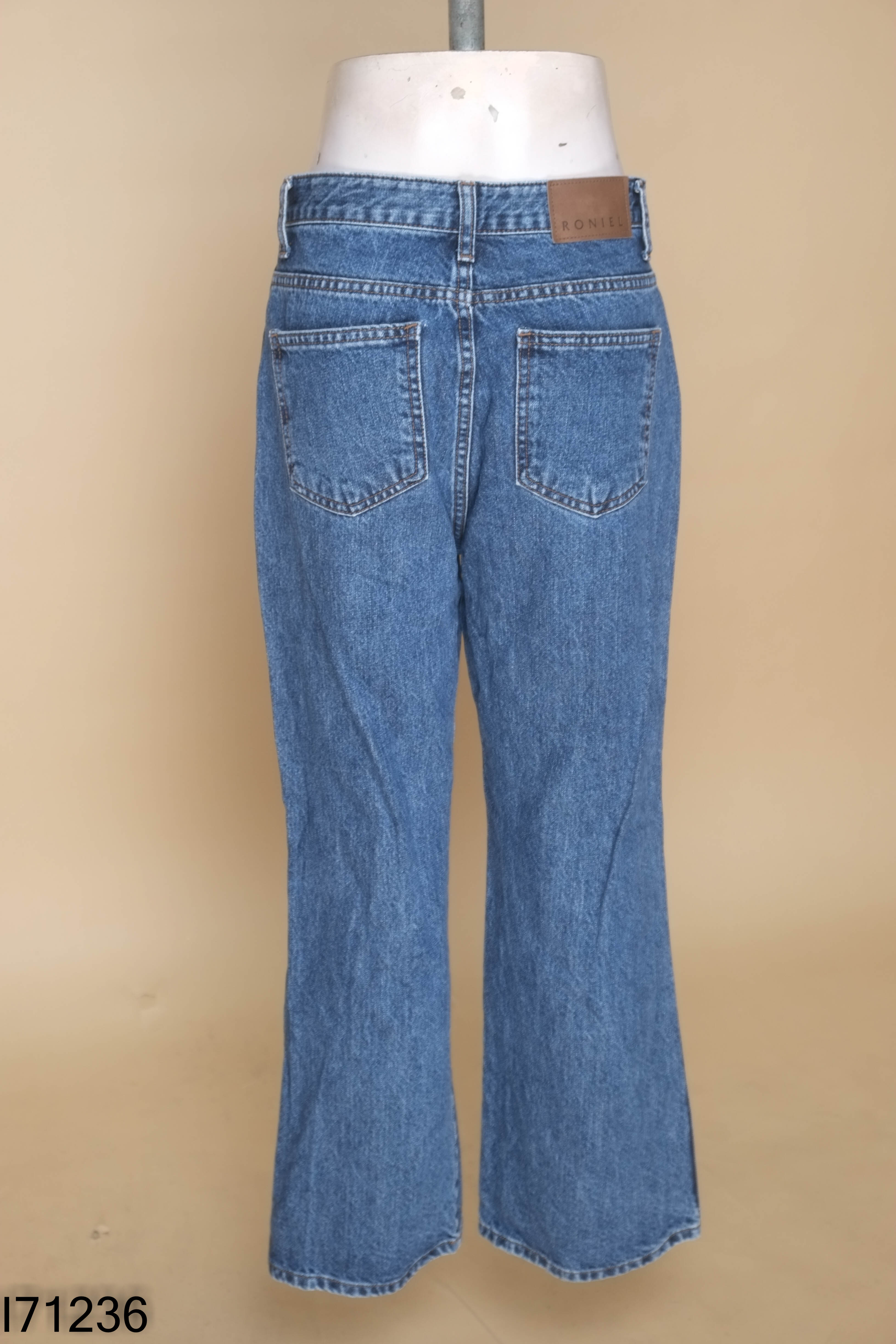Quần jeans xanh trơn