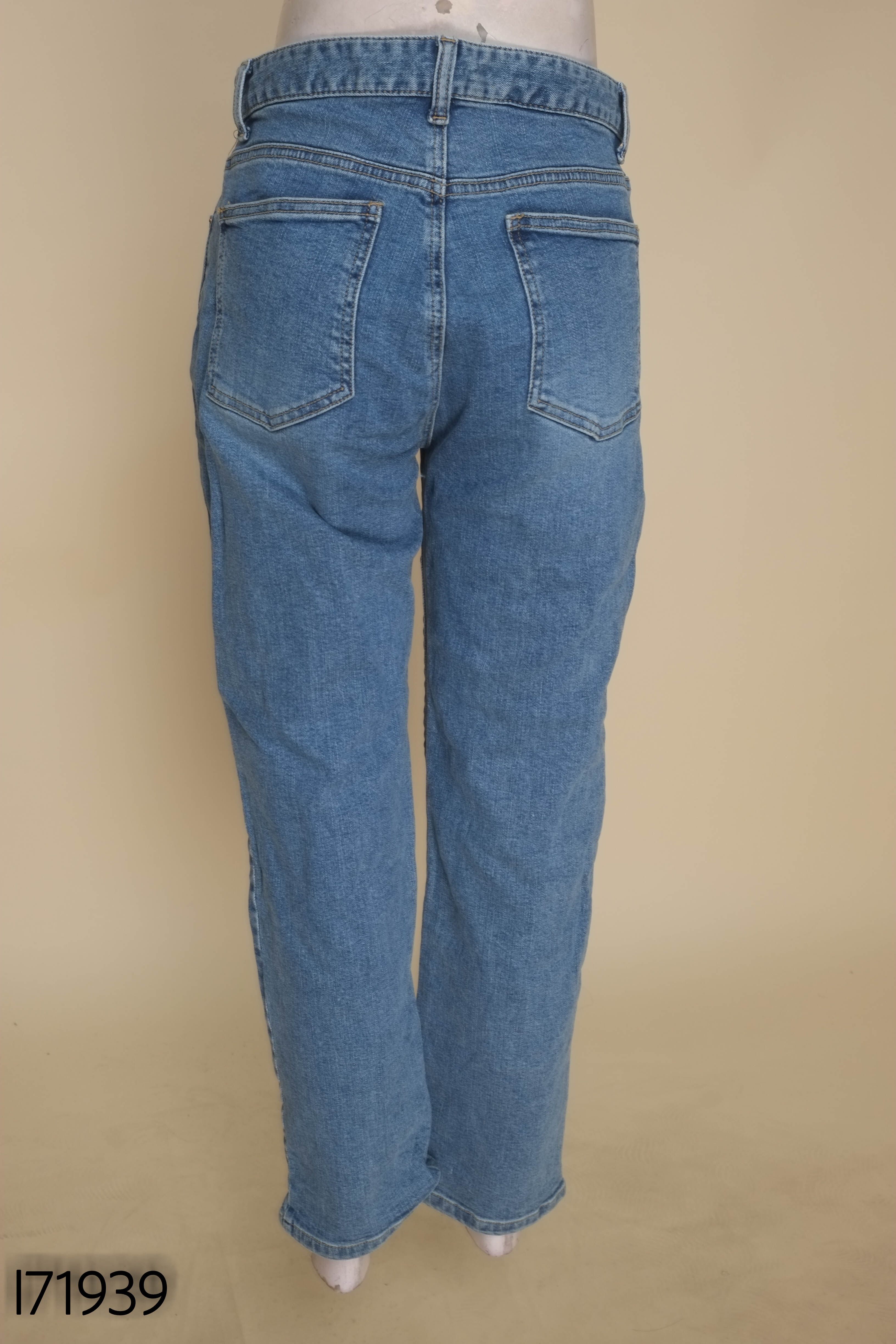 Quần jeans xanh ống đứng